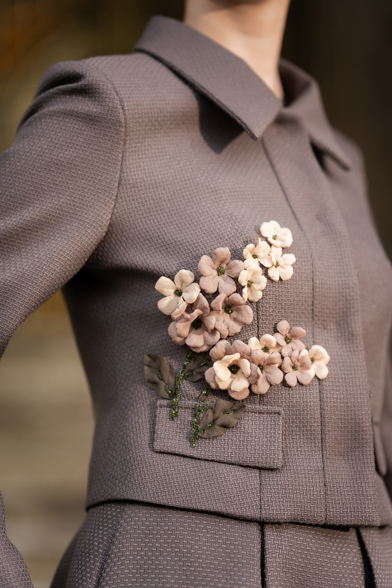 SET VEST ĐÍNH HOA MÀU NÂU MOCHA- DARRY SET_thumbnail_2