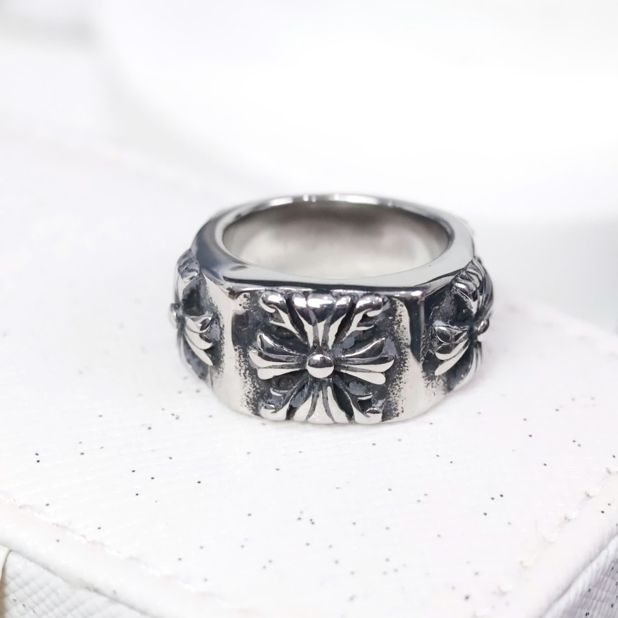 Nhẫn titan chrome heart thánh giá to nhỏ size 8