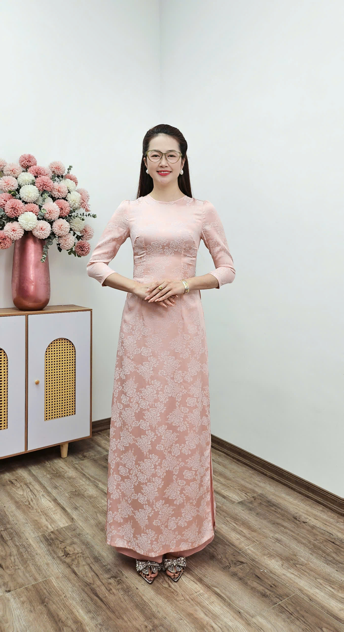 A2875 áo dài cổ khít tay bồng gấm mẫu đơn hồng nhạt_thumbnail_4