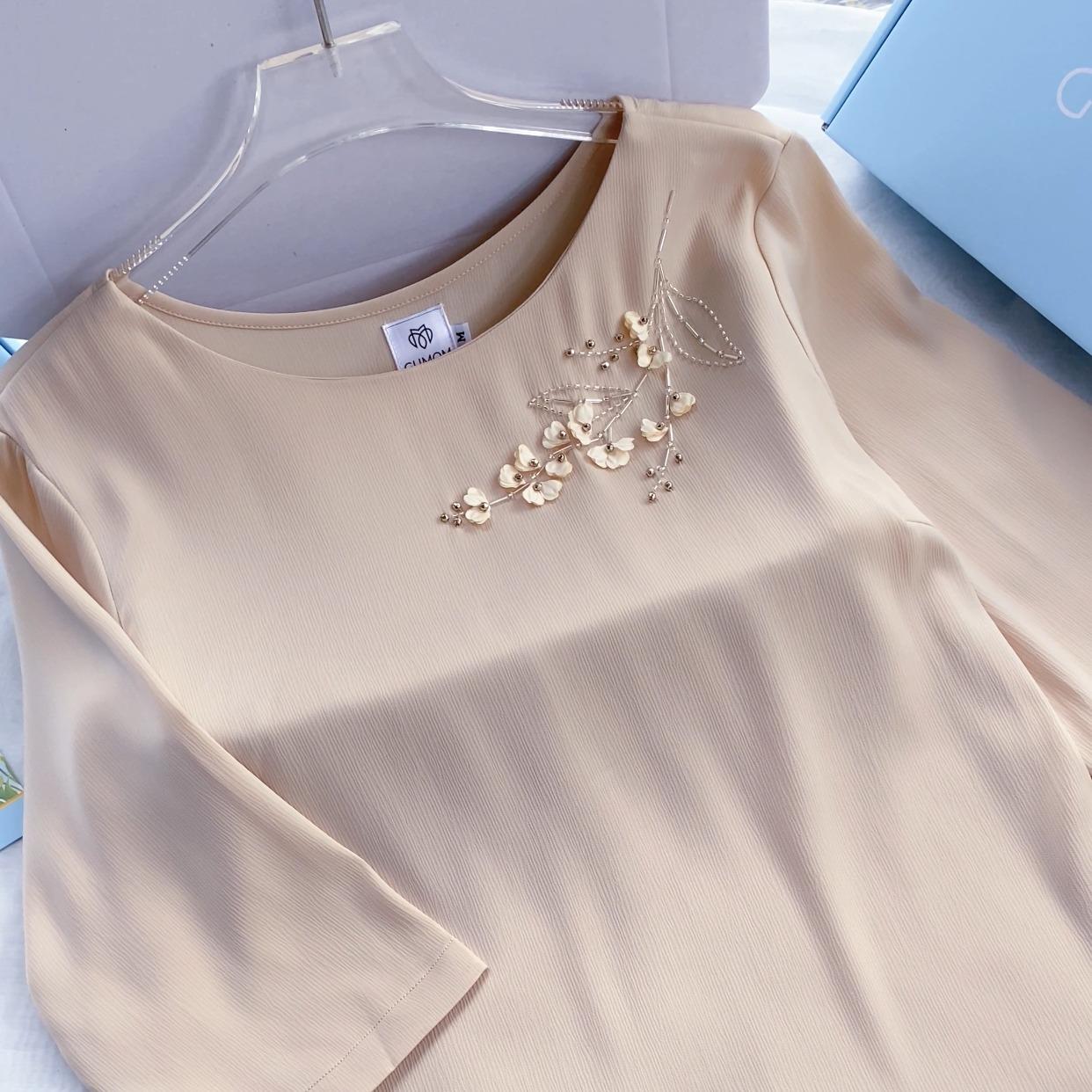 GUMOM - Áo Kiểu Trung Niên U50 U60 Cao Cấp Cổ Tròn Tay Lỡ đính kết thủ công hoa laser và đá cao cấp Sang Trọng Cho Nữ - Women Nhung Kem Xanh Nho Tua Rua Top Voi_thumbnail_1