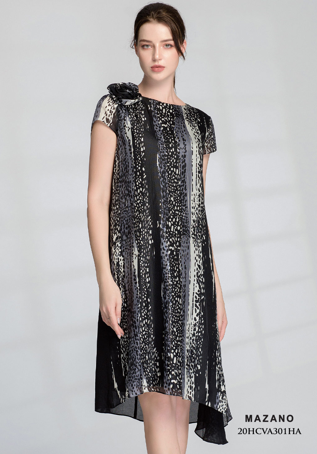 Đầm đen suông A dáng mullet tơ tằm tự nhiên