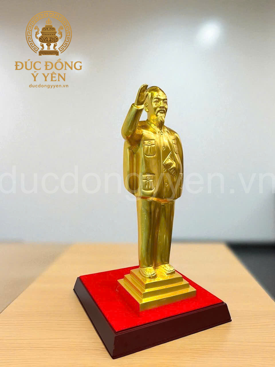 Tượng Bác Hồ vẫy tay chào đúc đồng đỏ dát vàng 9999_thumbnail_2