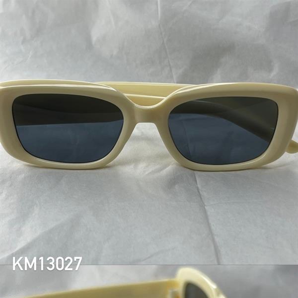 kính mắt vàng kem gọng nhựa ba sao dài.