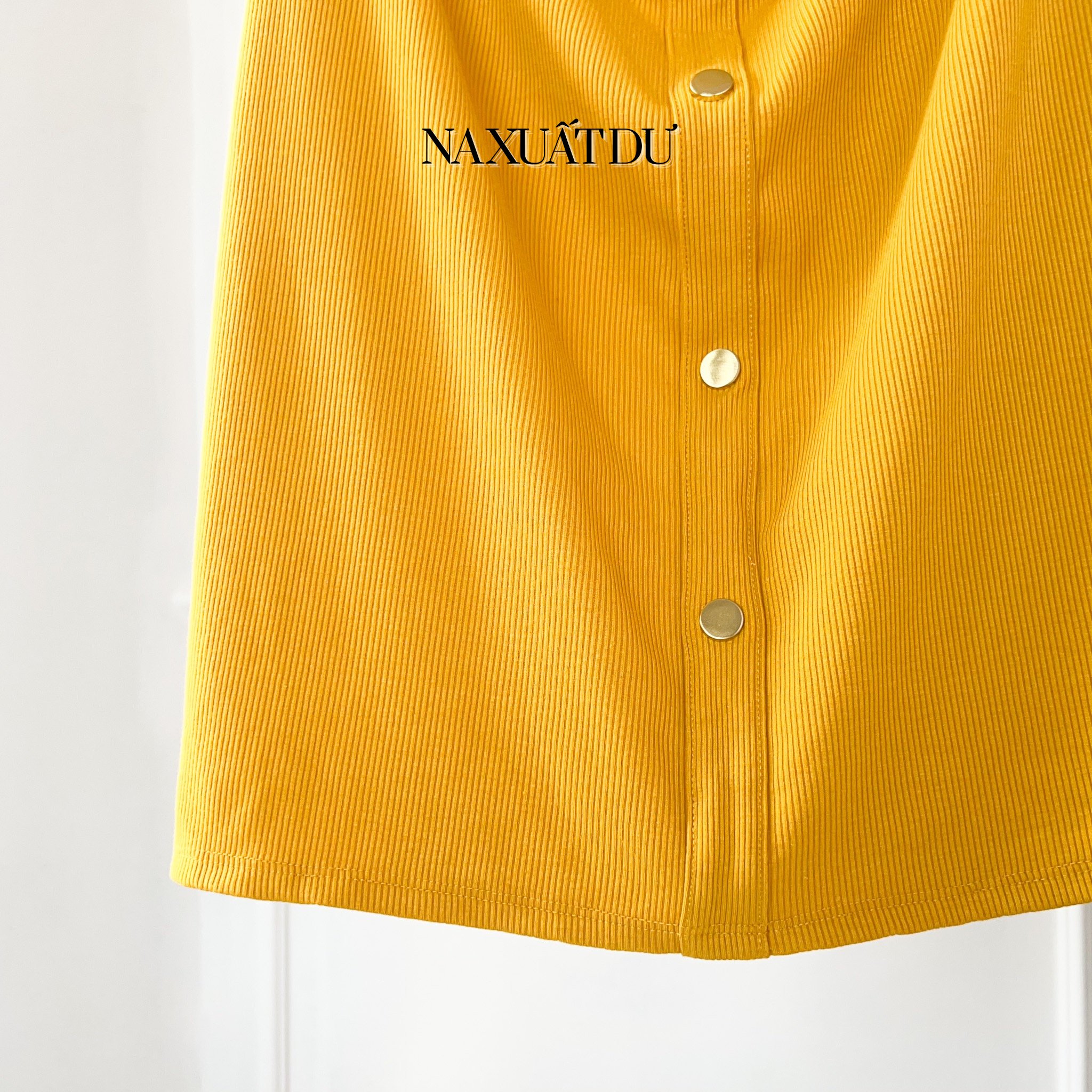 Đầm body cổ yếm màu vàng