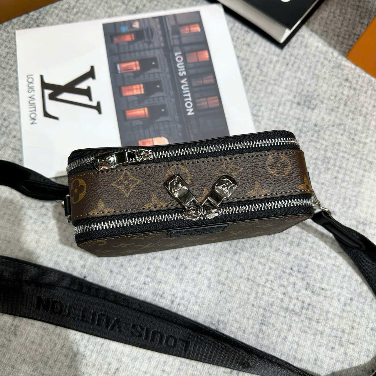 Túi đeo chéo dáng hộp chữ nhật LV Wearable Wallet hoa nâu_thumbnail_2