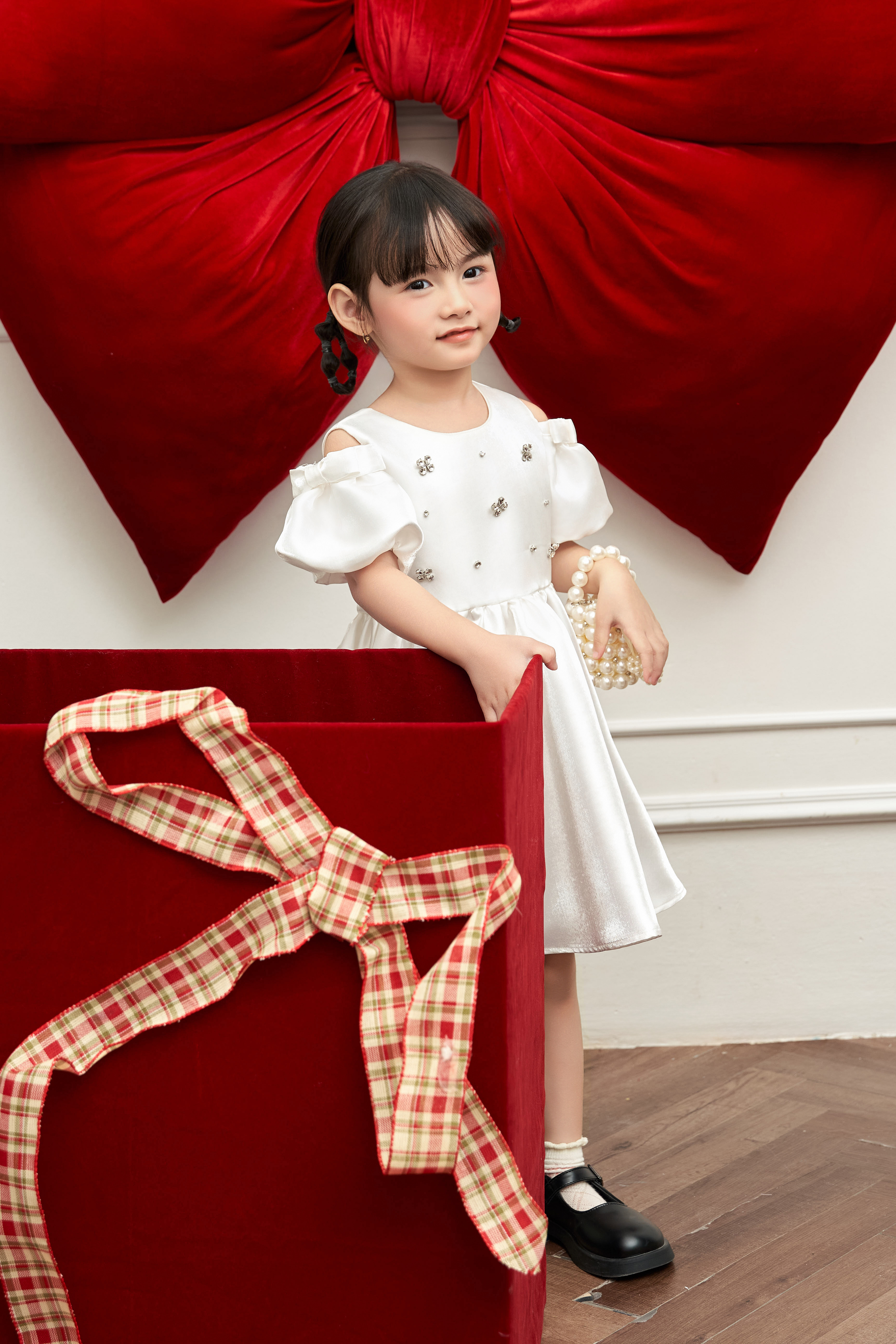 Váy cutout vai đính đá hoa thân