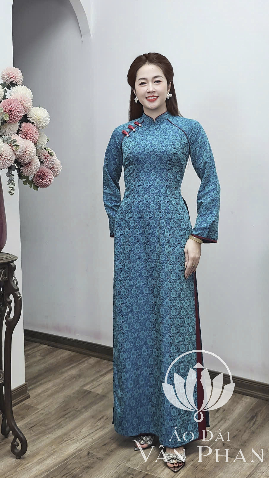 A3162 áo dài cổ 2p tay dài loe gấm xanh cổ vịt viền đỏ_thumbnail_2