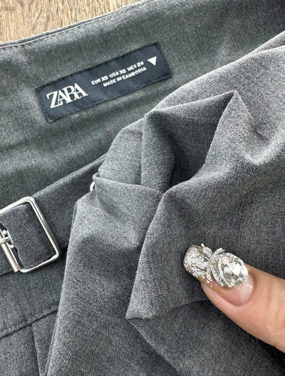 C4 CHÂN VÁY XÁM_thumbnail_6