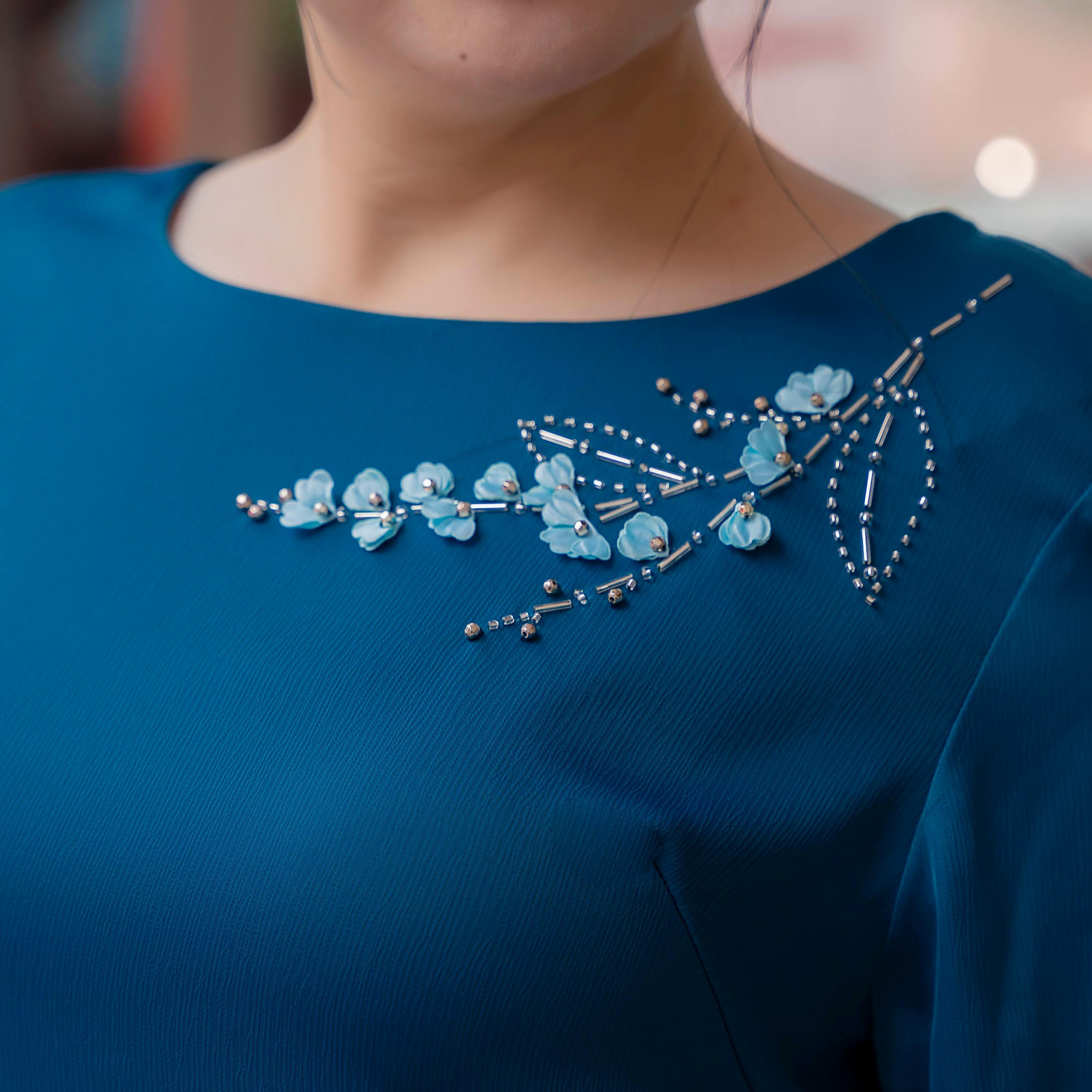 GUMOM - Áo Kiểu Trung Niên U50 U60 Cao Cấp Cổ Tròn Tay Lỡ đính kết thủ công hoa laser và đá cao cấp Sang Trọng Cho Nữ - Women Nhung Kem Xanh Nho Tua Rua Top Voi_thumbnail_2