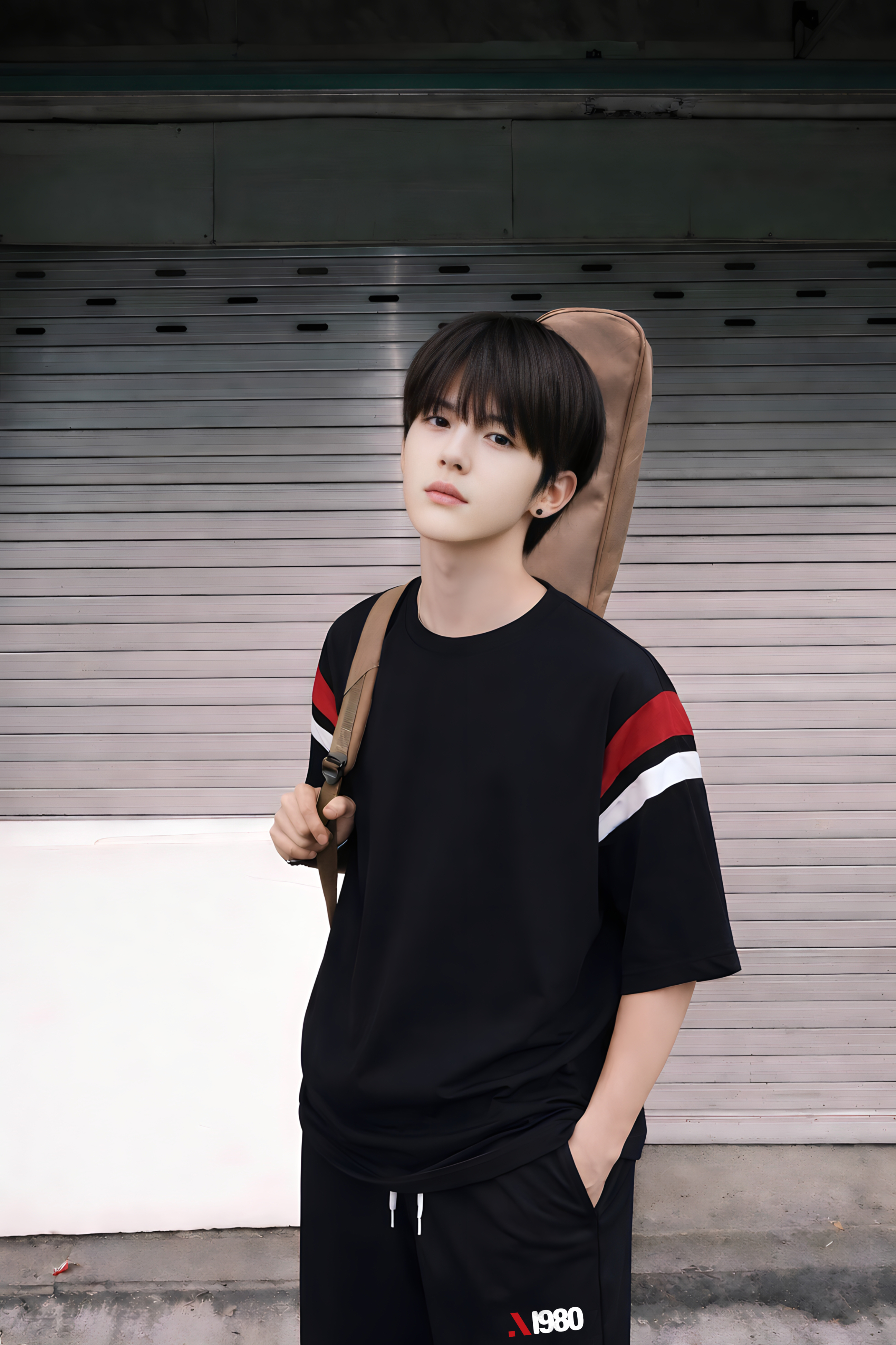 Áo phông bé trai dáng rộng màu đen phối đỏ