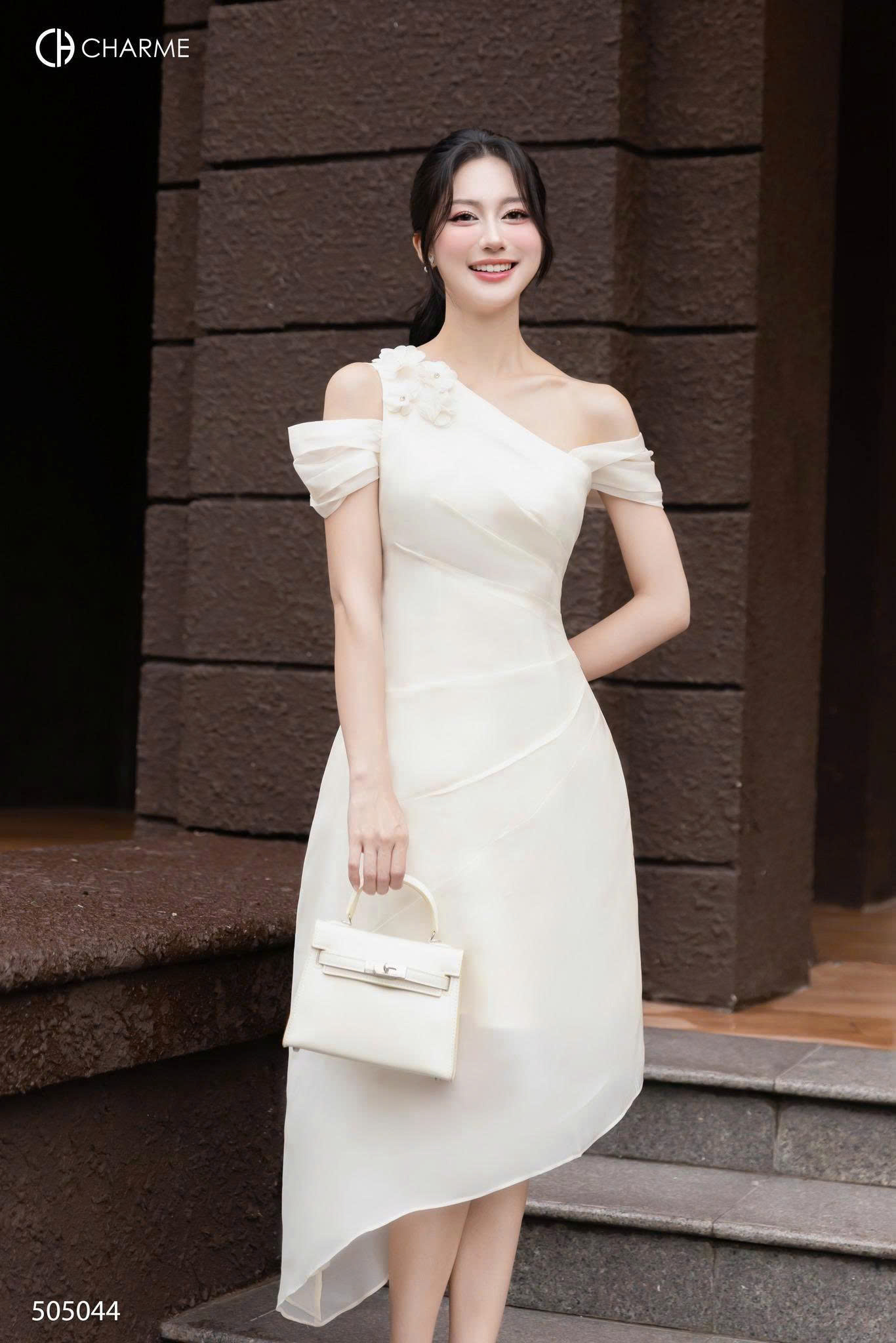 Váy tơ lệnh vai đính hoa