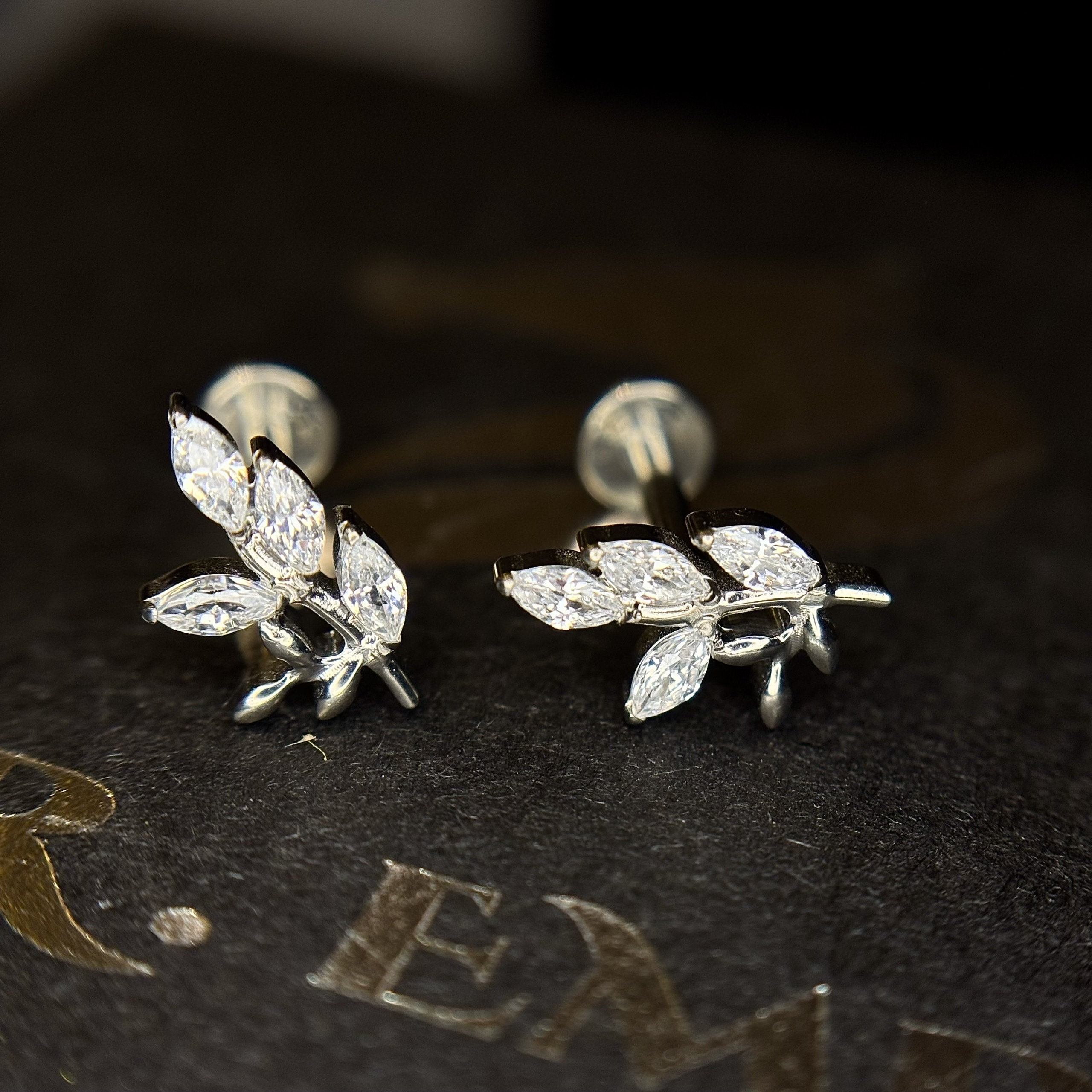 Khuyên kiểu titan lá 4 cánh_thumbnail_1