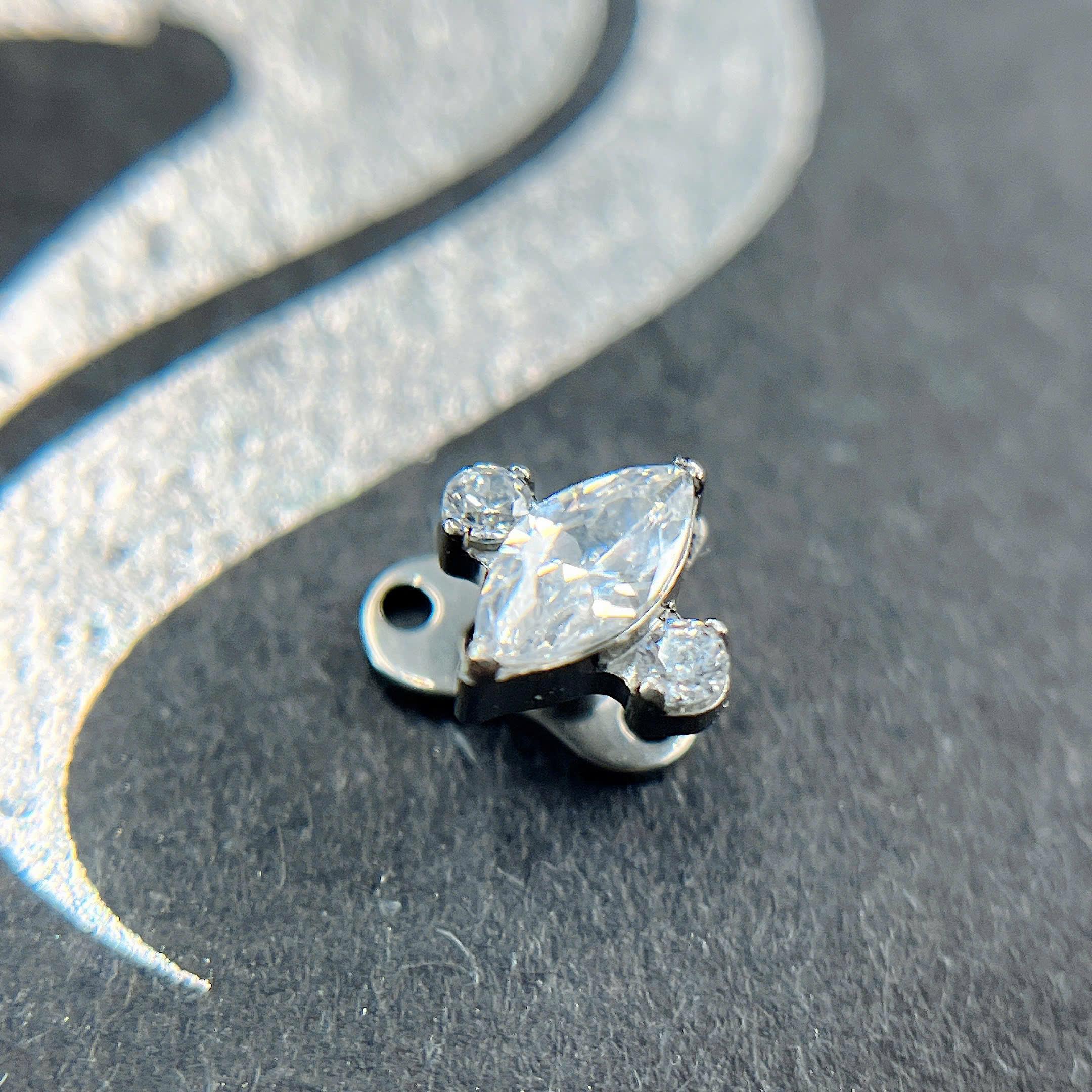 Khuyên cấy titan 3 đá_thumbnail_3