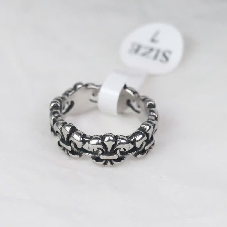 nhẫn kiểu chrome heart logo xung quanh size 8