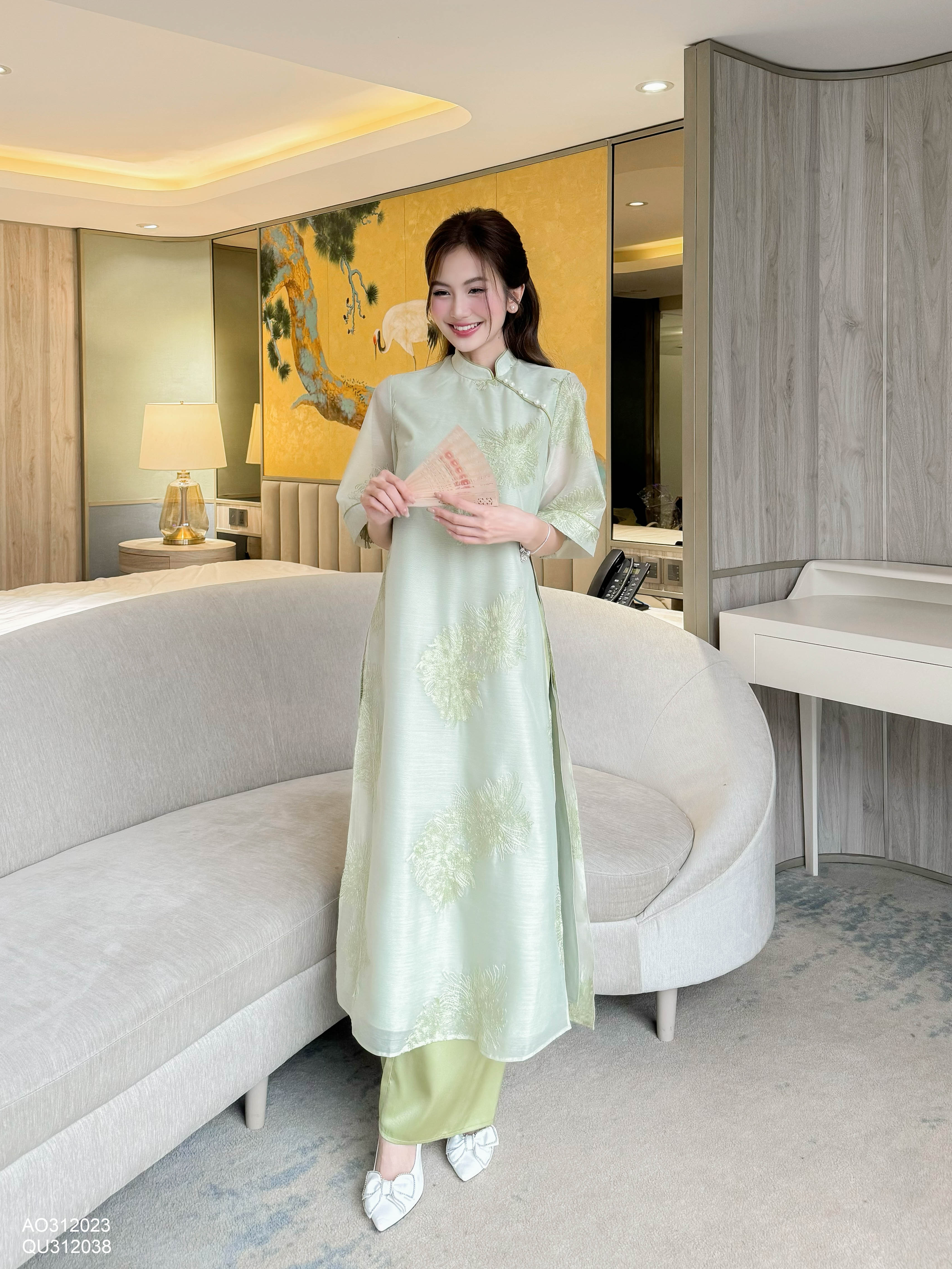 Áo dài tơ thêu hoa