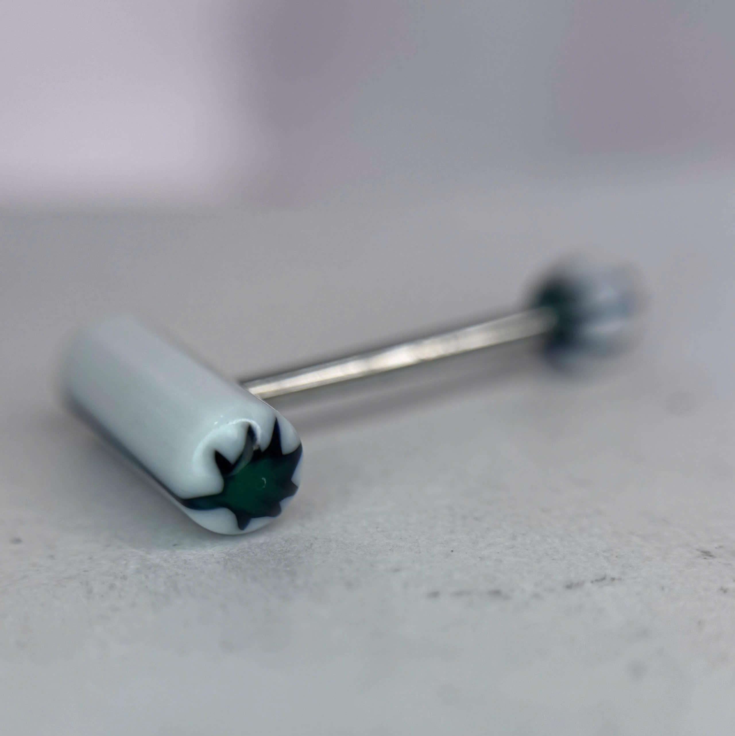 khuyên lưỡi trắng 1 sọc xanh lá đậm, lá xanh