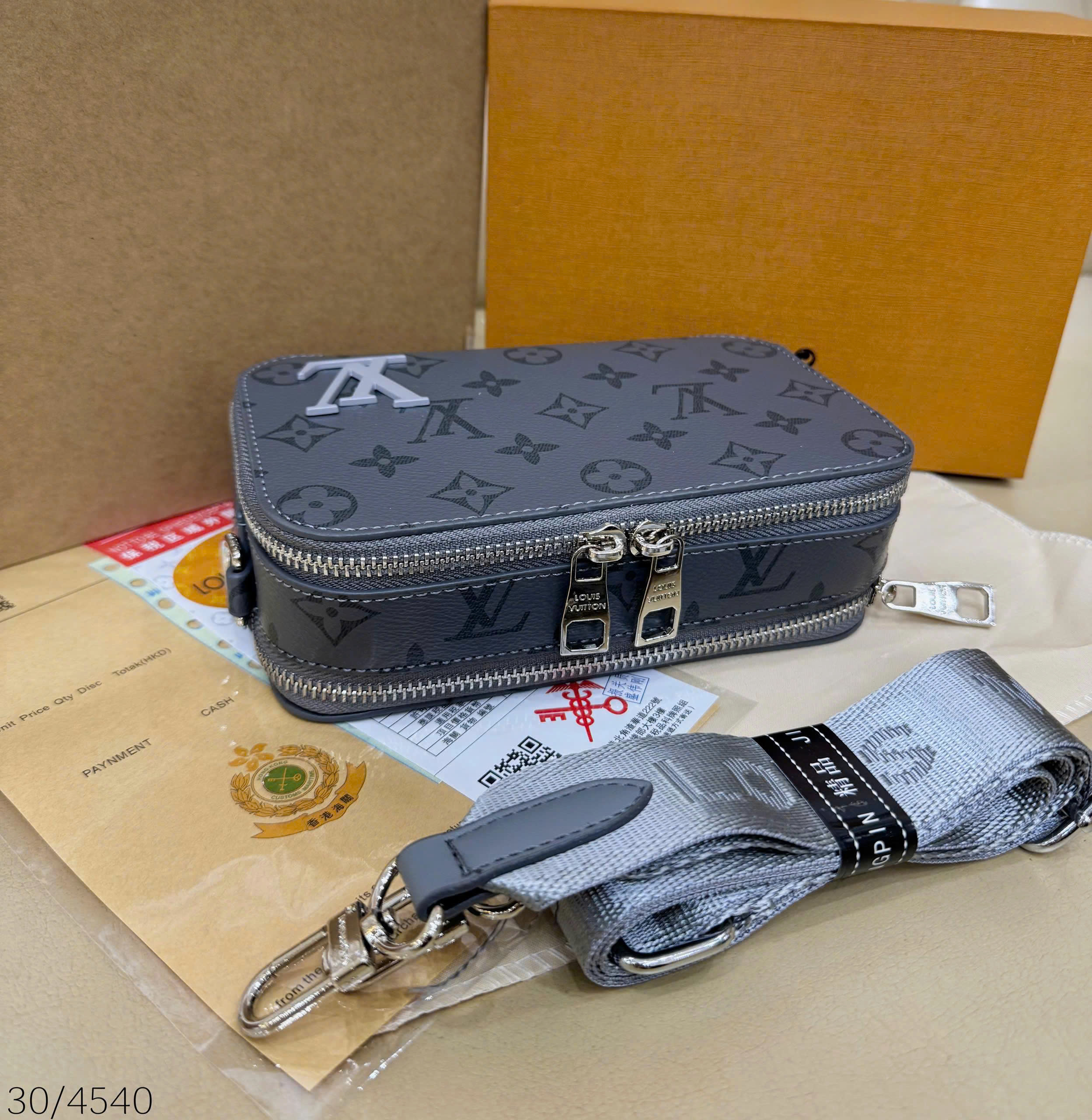 Túi đeo chéo dáng hộp chữ nhật LV Alpha hoa xám_thumbnail_4