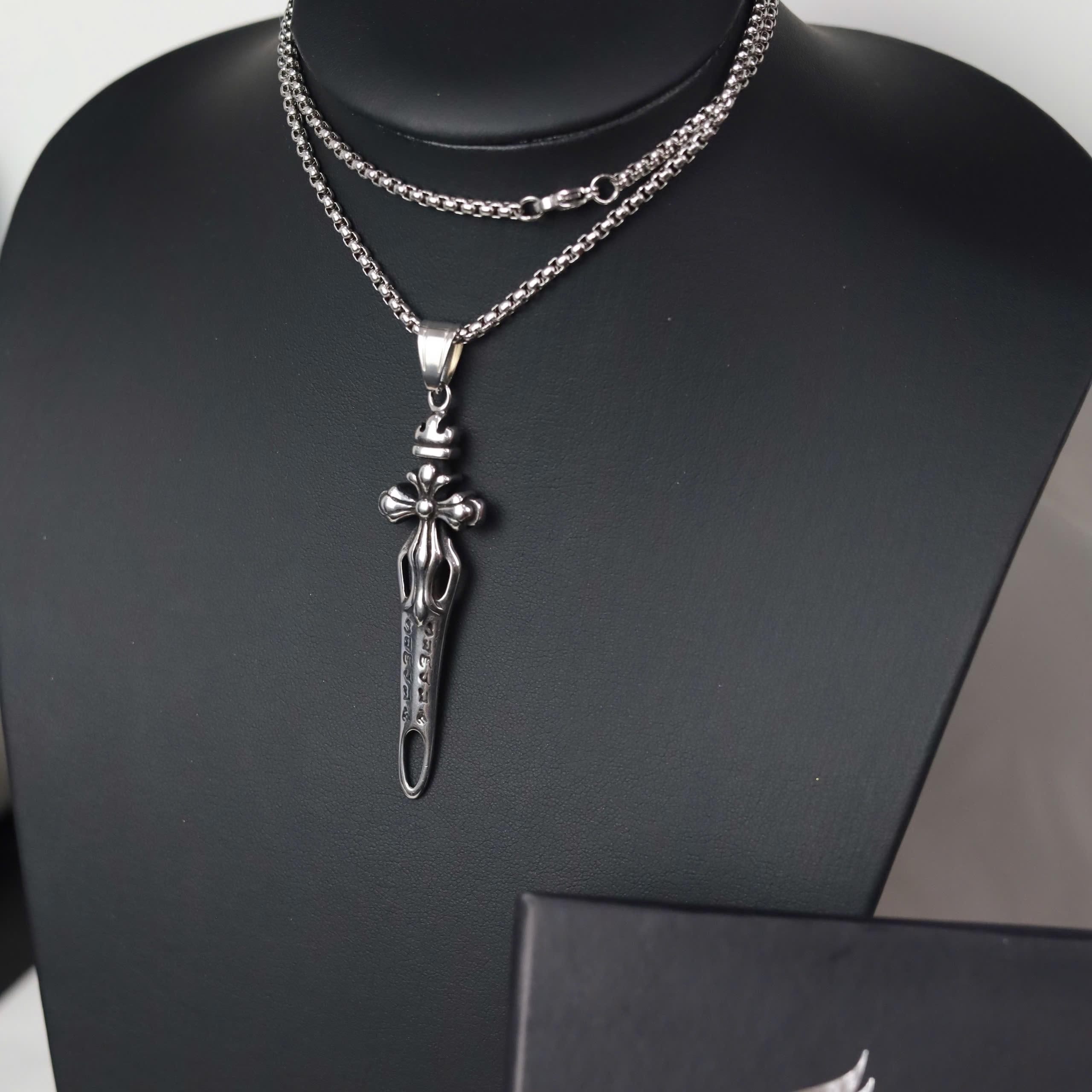 Vòng cổ titan chrome heart thánh giá