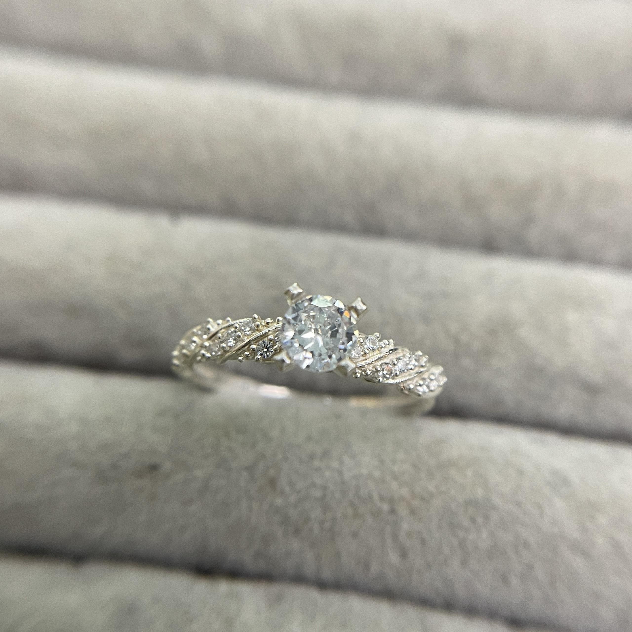 nhẫn bạc 925 kim cương trắng dải xoắn chéo chỉnh size được 