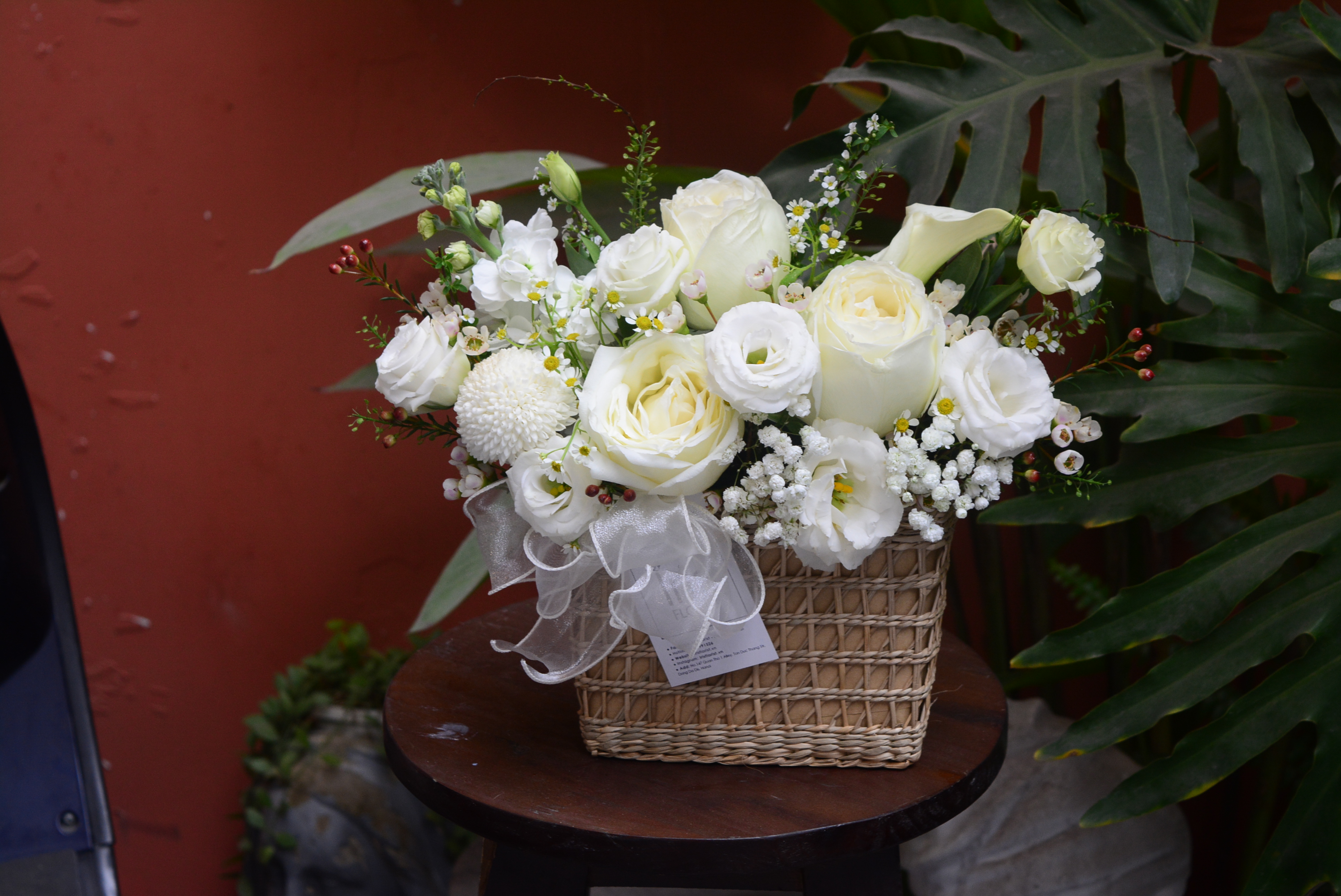 Giỏ hoa hồng nhỏ xinh tone trắng - Size S