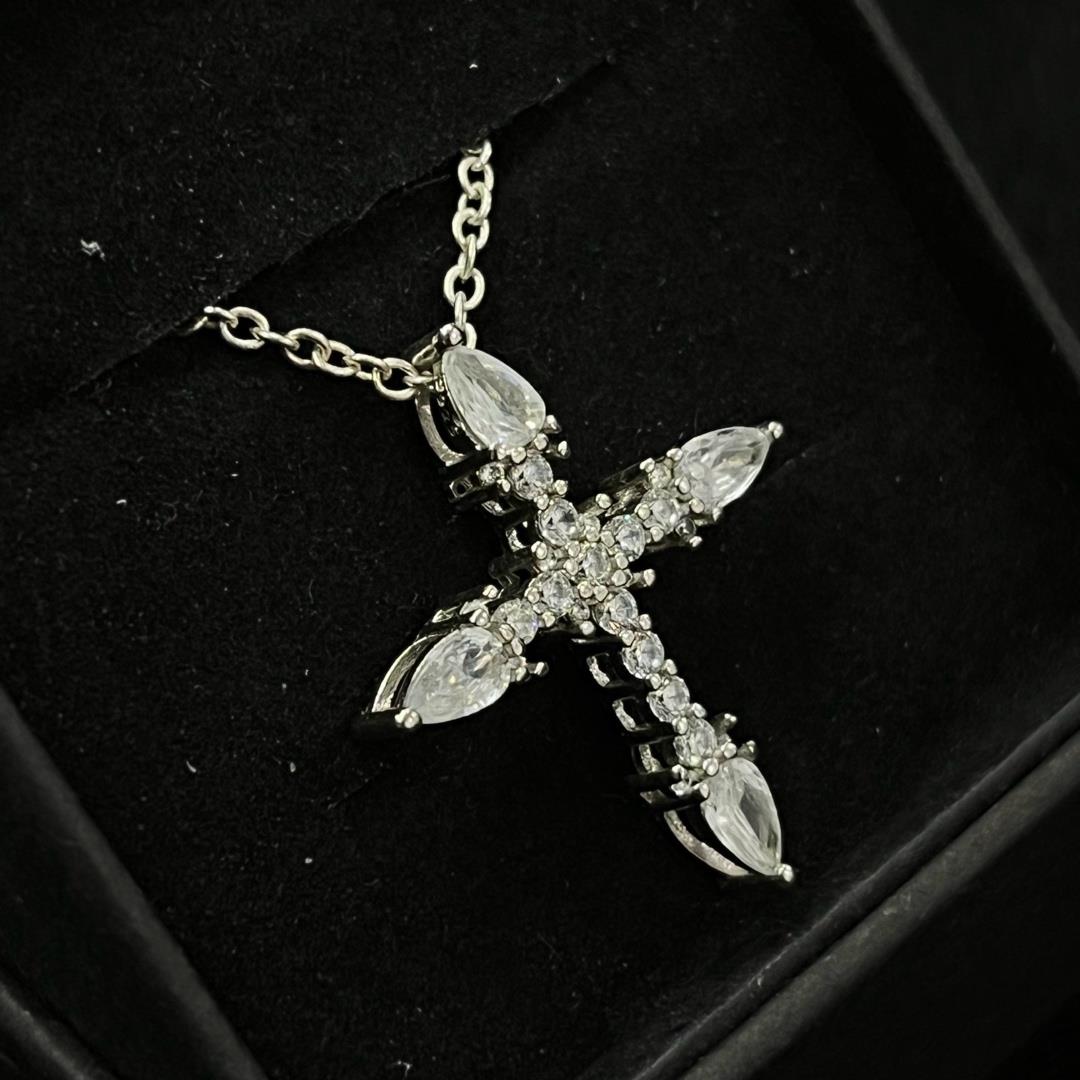 Vòng cổ bạc 925 thánh giá kim cương lớn.