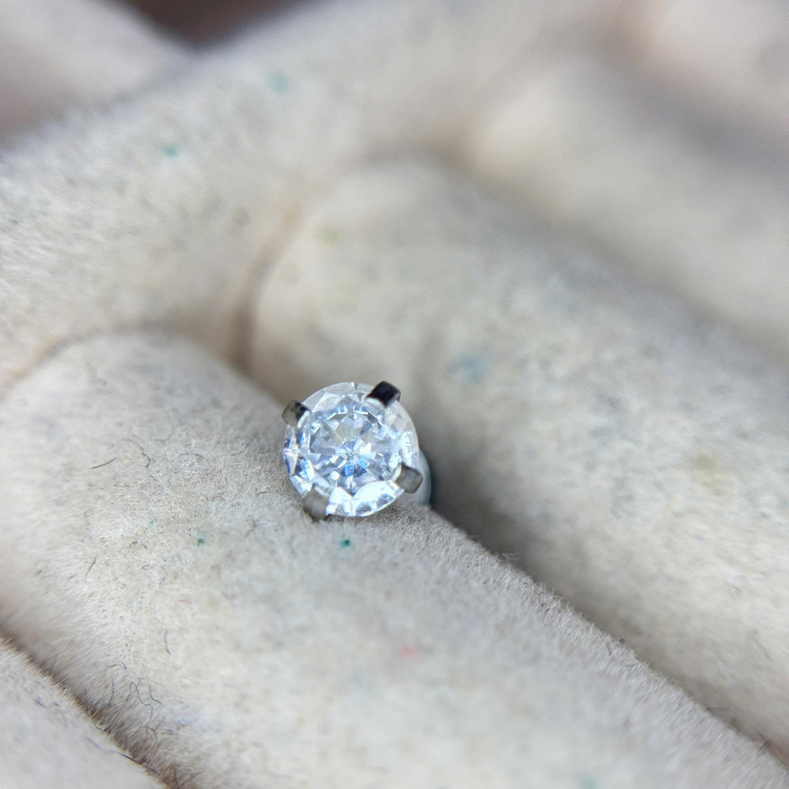 Kim cương size 4 đít dẹt vặn.