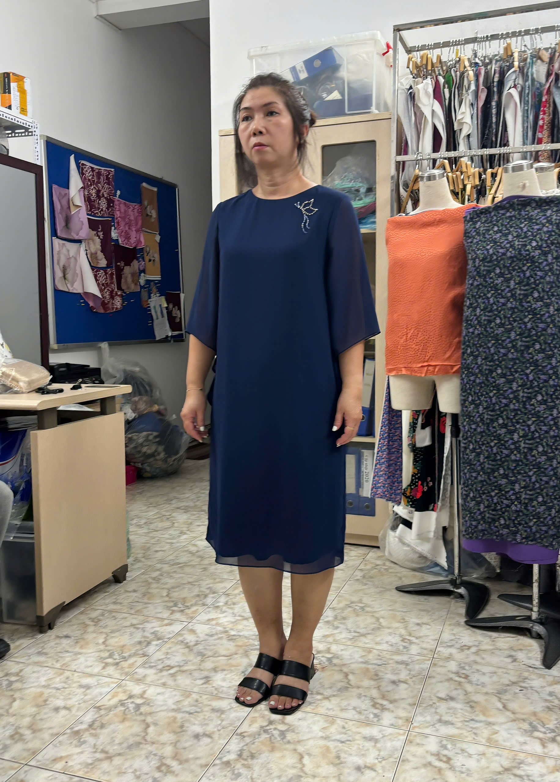 Váy Đầm suông Vải voan mỏng Đính trang trí ngực Cổ thuyền vừa Tay lỡ Dài qua gối - Mẫu 24MC0VA285TXD