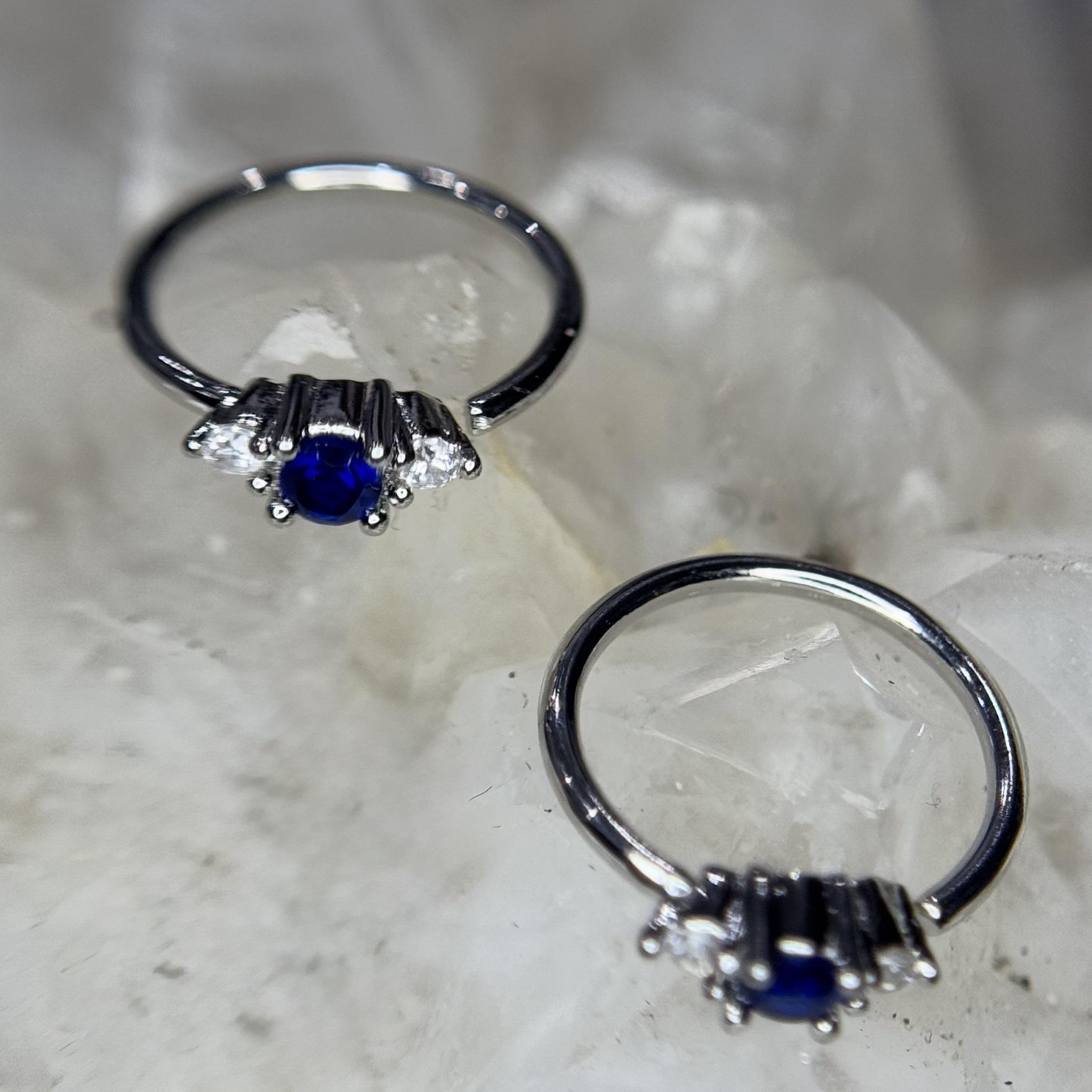 vòng bẻ đá ba kim cương trắng xanh biển đậm nhỏ _thumbnail_3