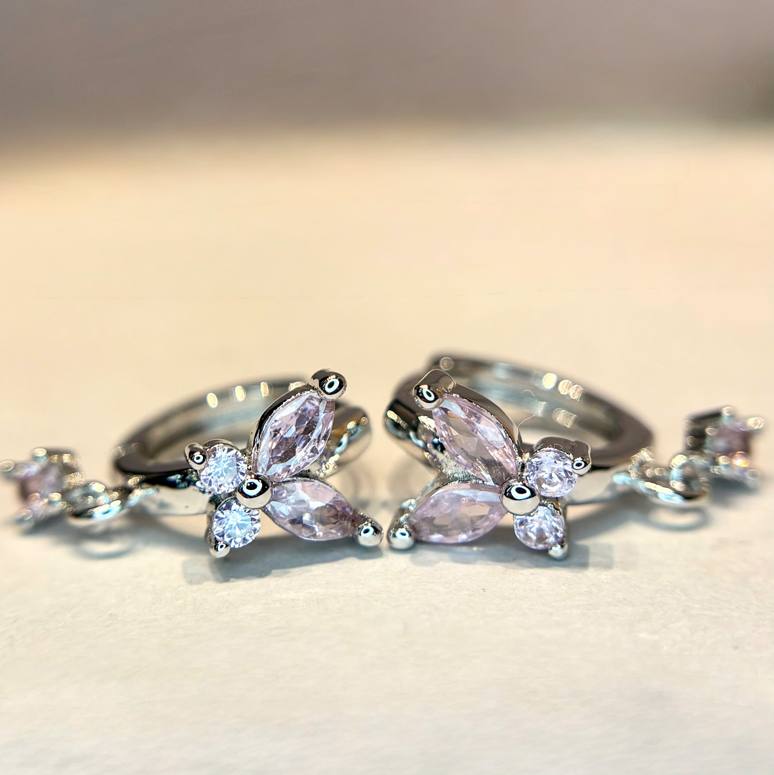 Khuyên vòng bạc xi kim bướm hồng rơi đá hồng_thumbnail_1