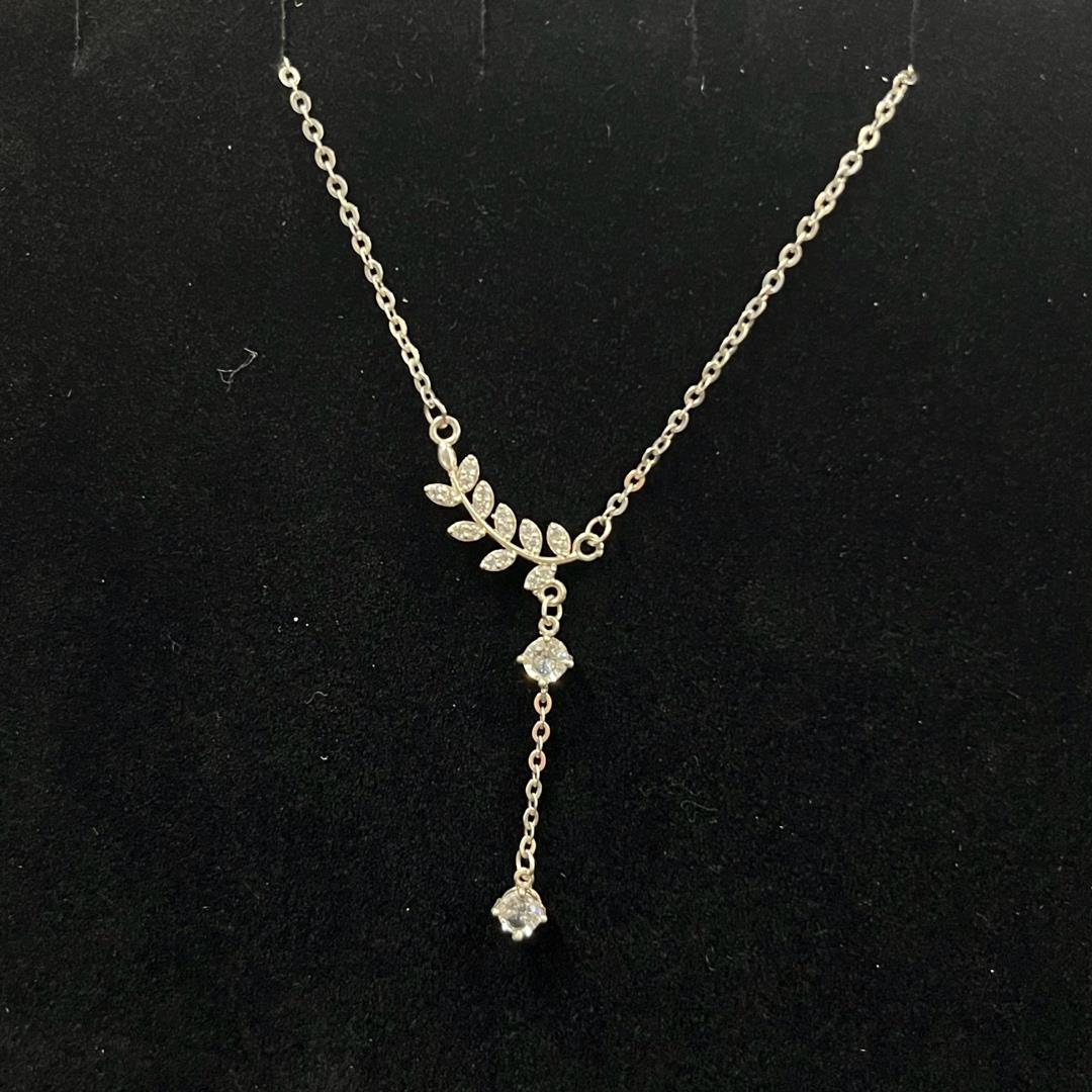 vòng cổ bạc s925 charm chiếc lá đính kim cương trắng.