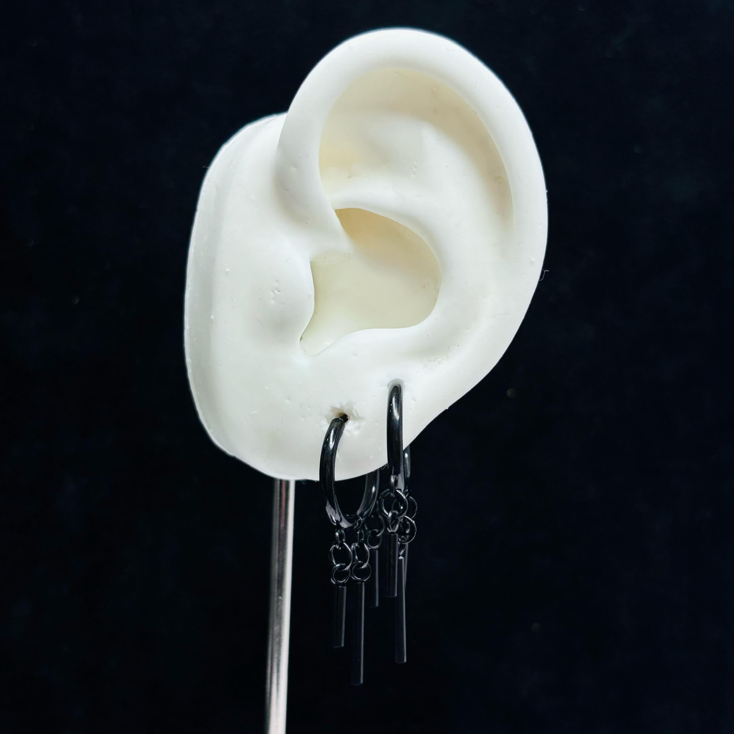 Khuyên vòng kiểu ba thanh trụ đen rơi 12mm