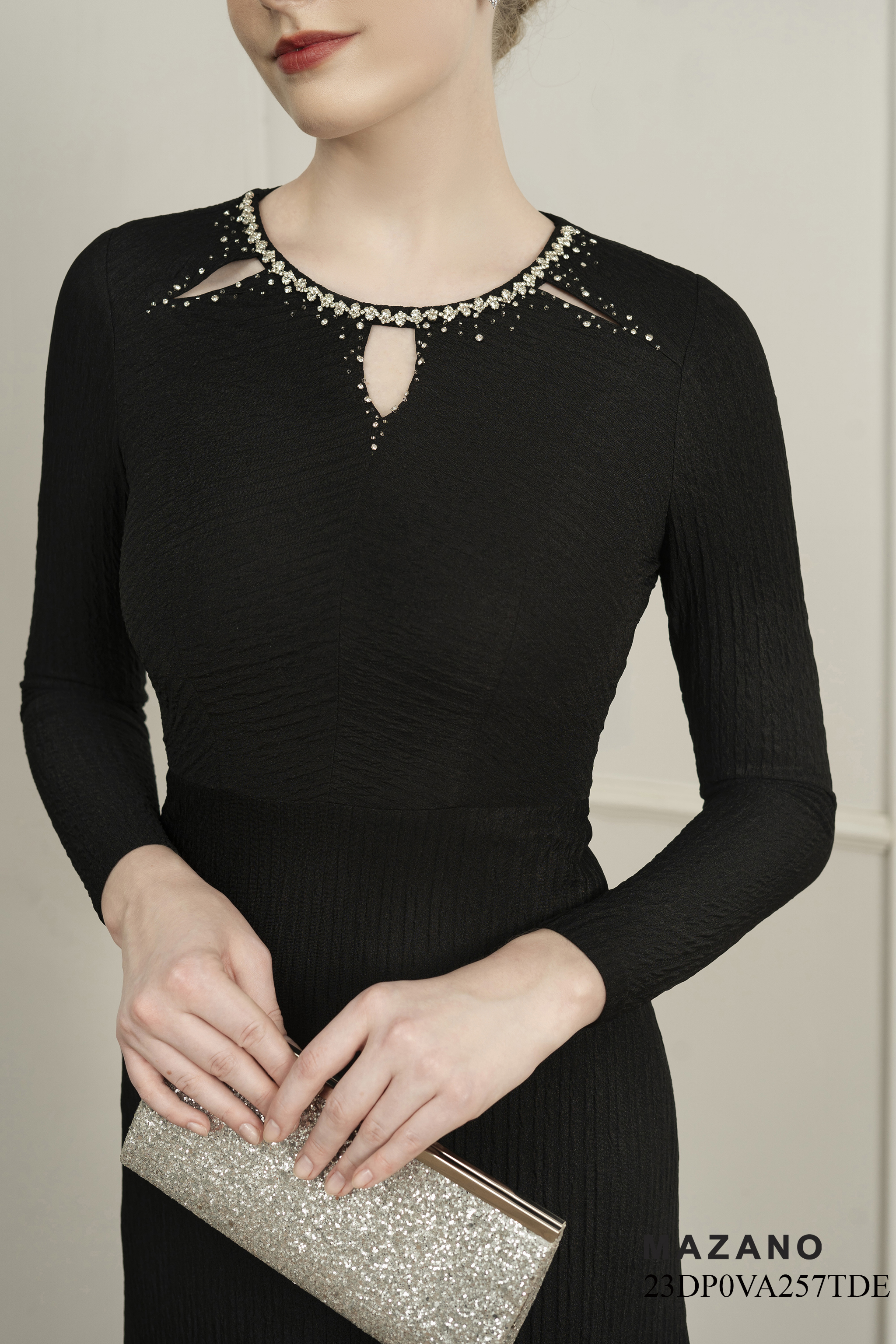 Đầm ôm chân rủ cổ cut out cách điệu đính đá_thumbnail_3