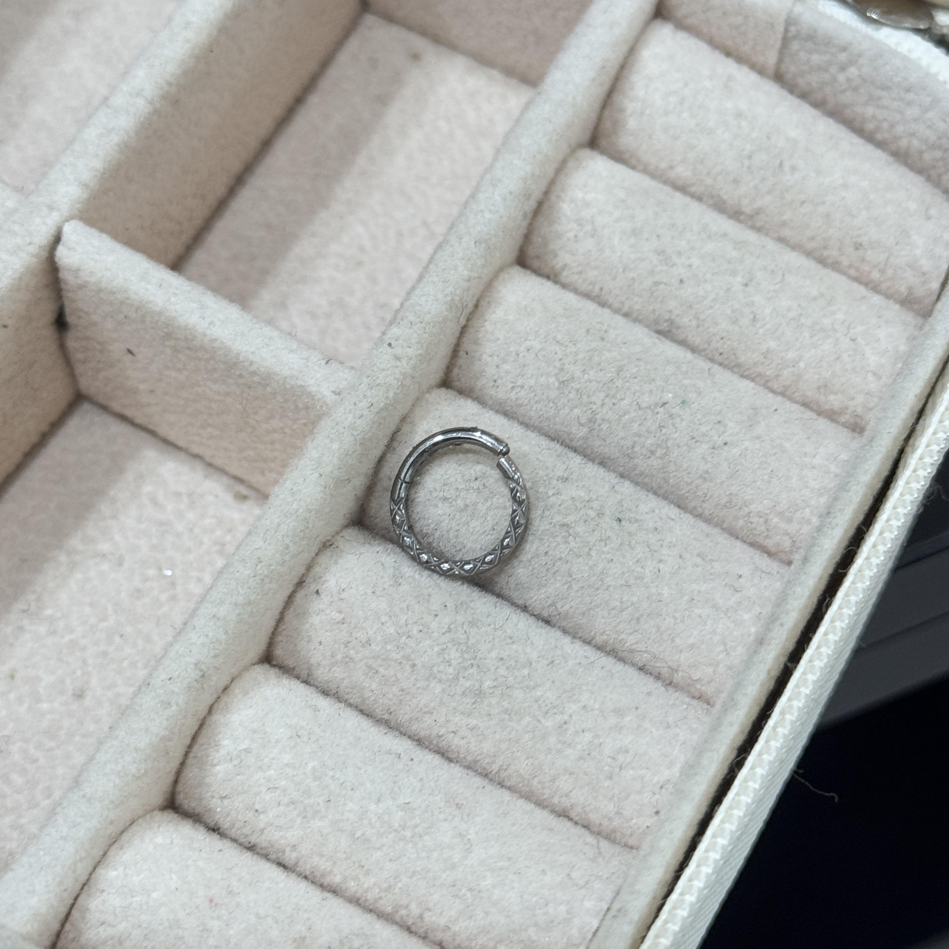 Khuyên bật khớp titan răn cưa._thumbnail_2