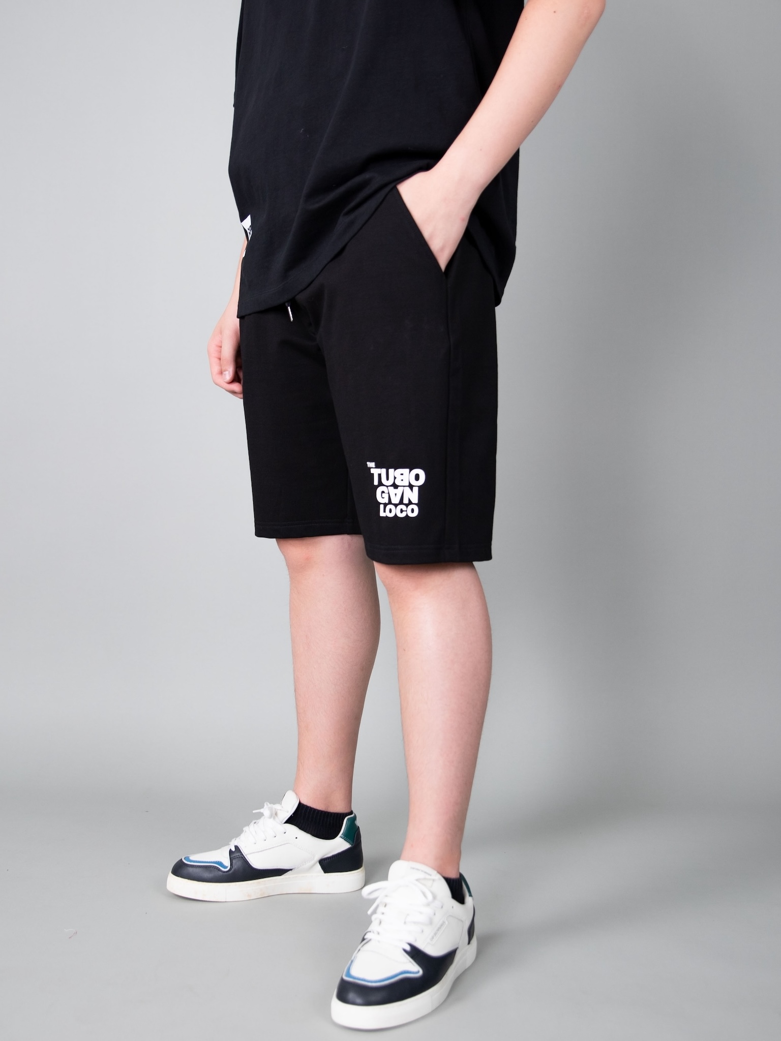 Quần short da cá đen in chữ_thumbnail_0