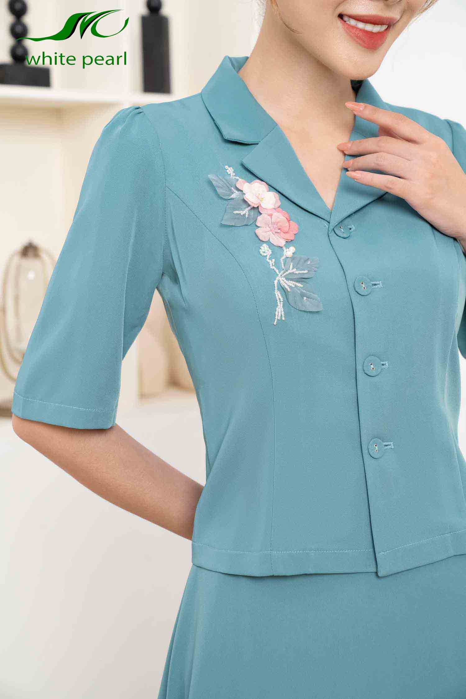 Bộ áo ký giả vạt thẳng theu hoa Ak2352 kèm chân váy xòe CVTT2312 thời trang nữ công sở cao cấp White Pearl_thumbnail_4