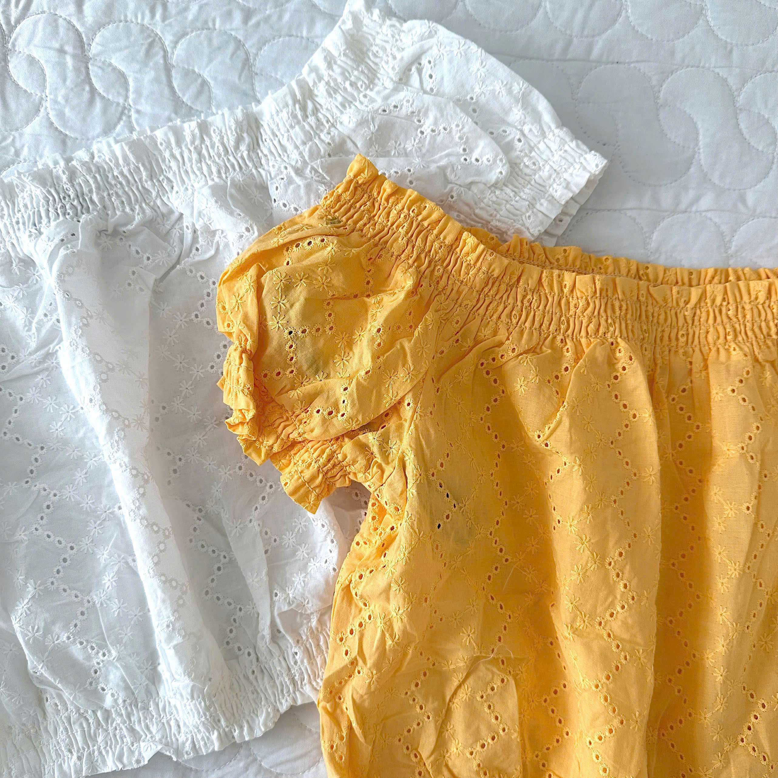 A105 ÁO KIỂU ĐỤC LỔ 2 MÀU_thumbnail_7