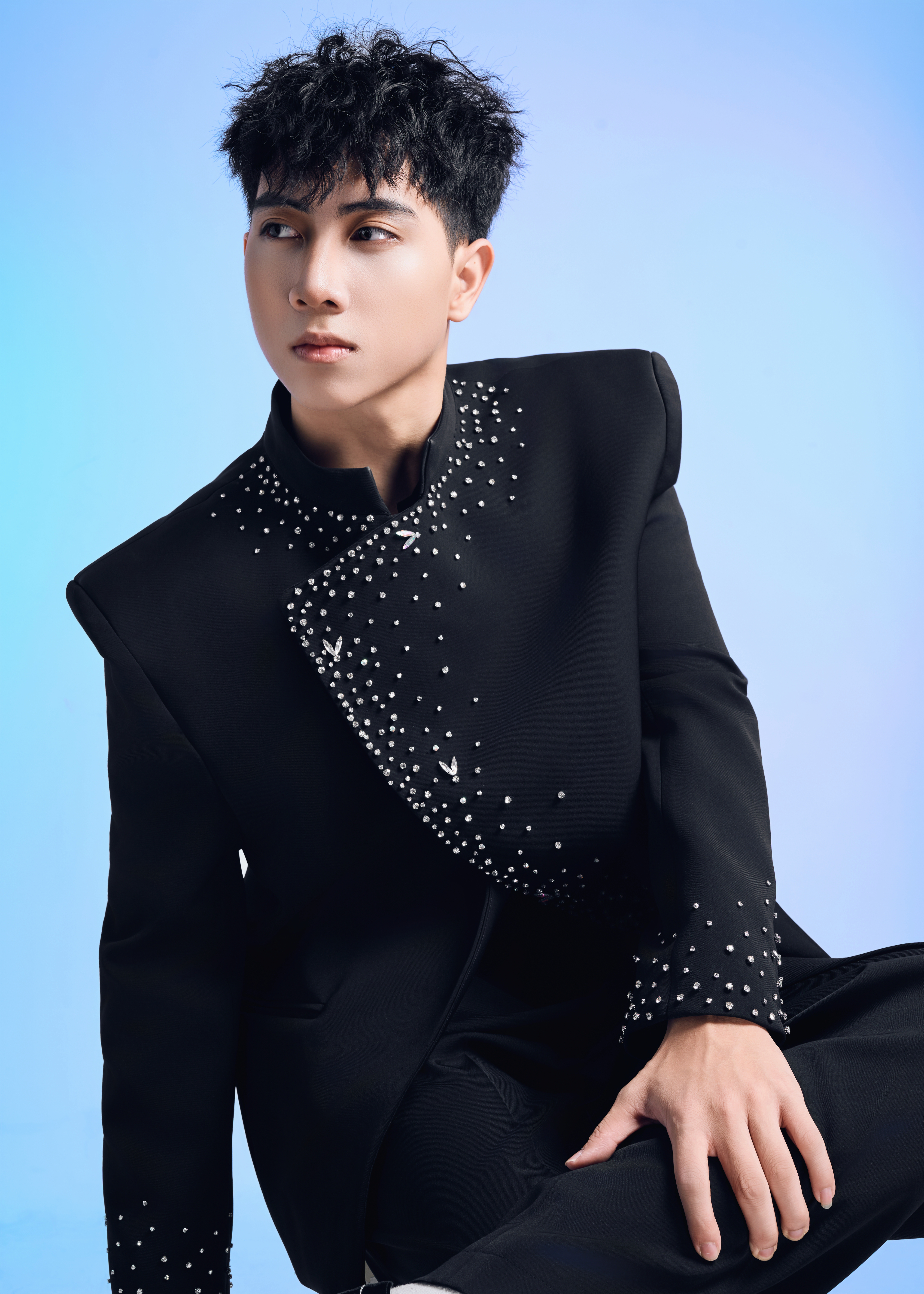 Vest đen đính pha lê cao cấp – Phong cách sang trọng và quyền lực