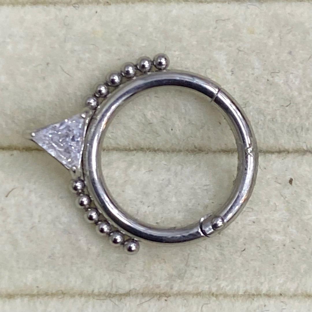 Khuyên daith hình tam giác kim cương.