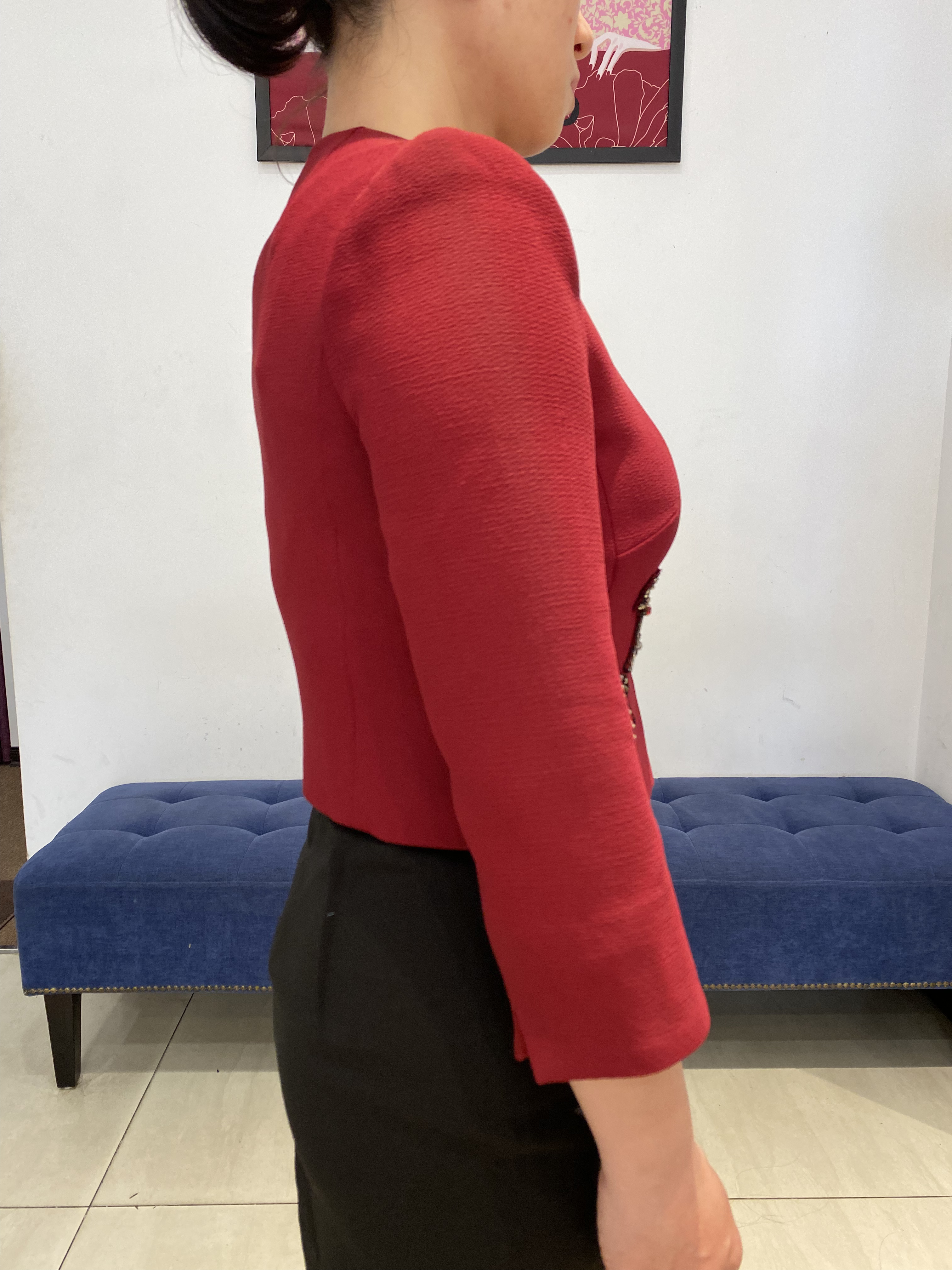 Áo khoác ngắn dak lông cừu cổ tròn đính đá màu đỏ_thumbnail_4