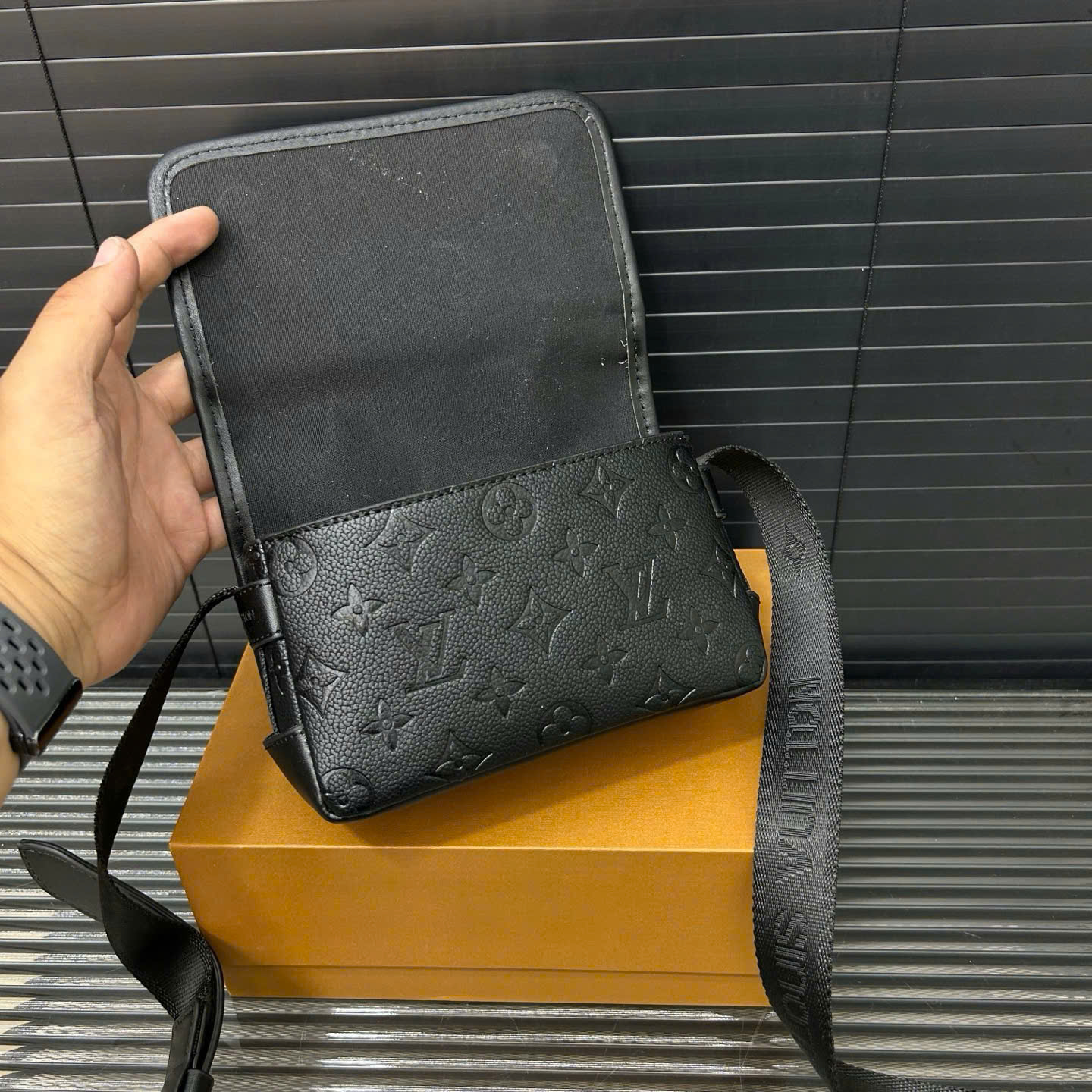 Túi đeo chéo nam LV Bosphore Monogram Eclipse đen chìm_thumbnail_5