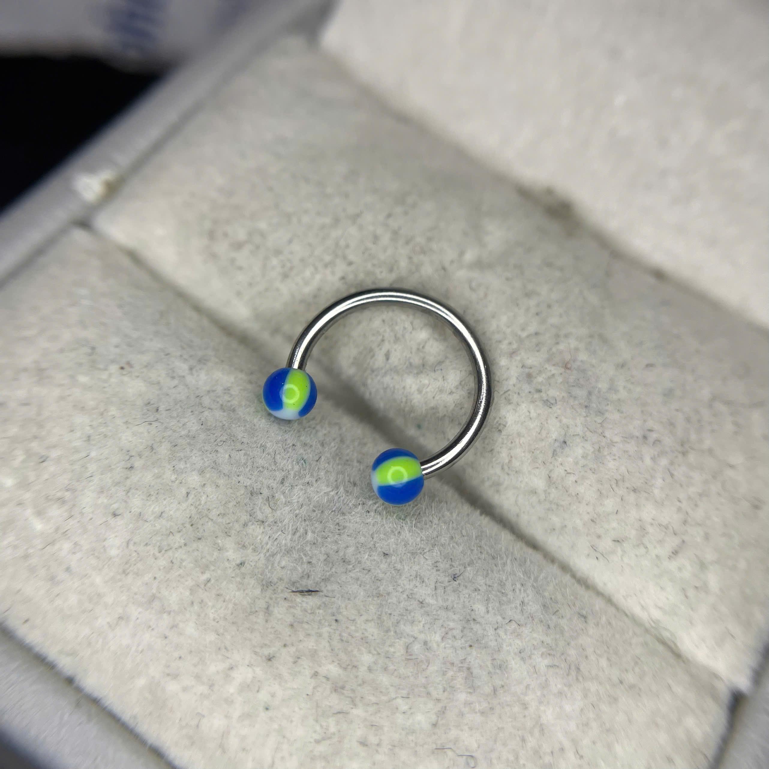 Septum sọc xanh dương xanh lá.