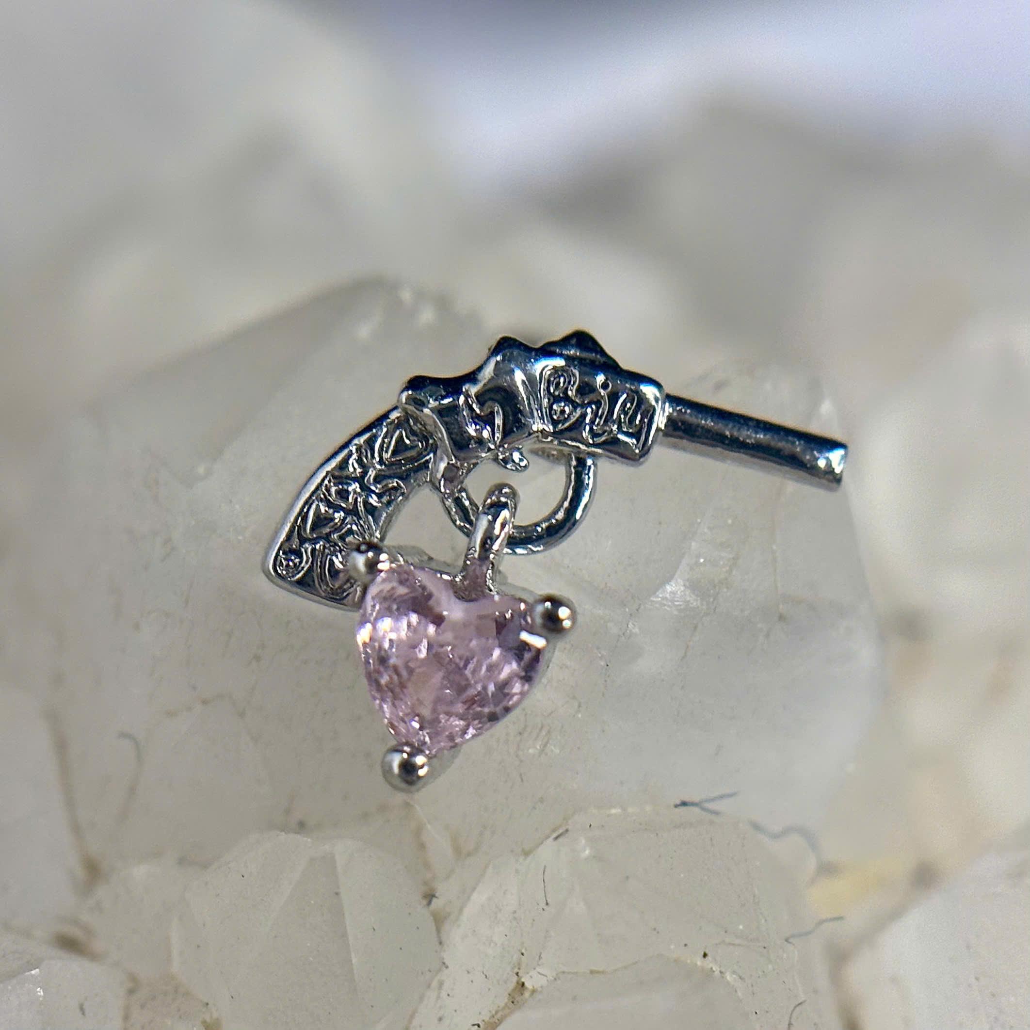 khuyên kiểu súng rơi đá tim hồng