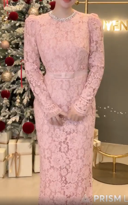 Đầm Bút Chì Ren Cổ Đá Tay Dài_thumbnail_4