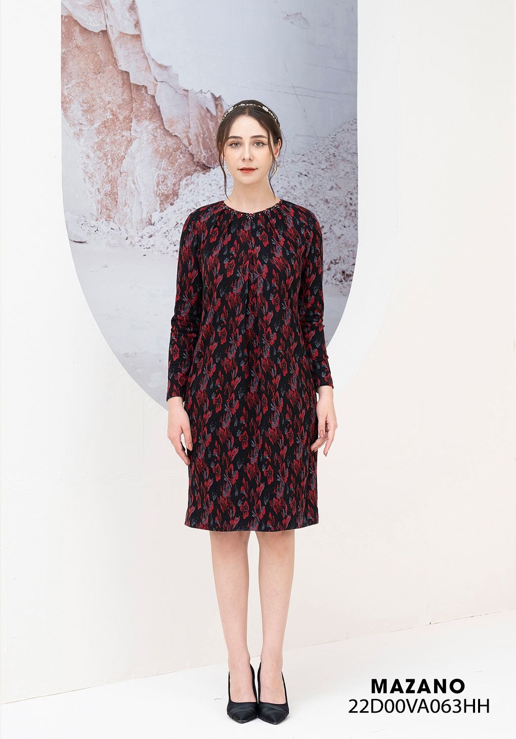 Đầm len họa tiết suông xếp ly cổ