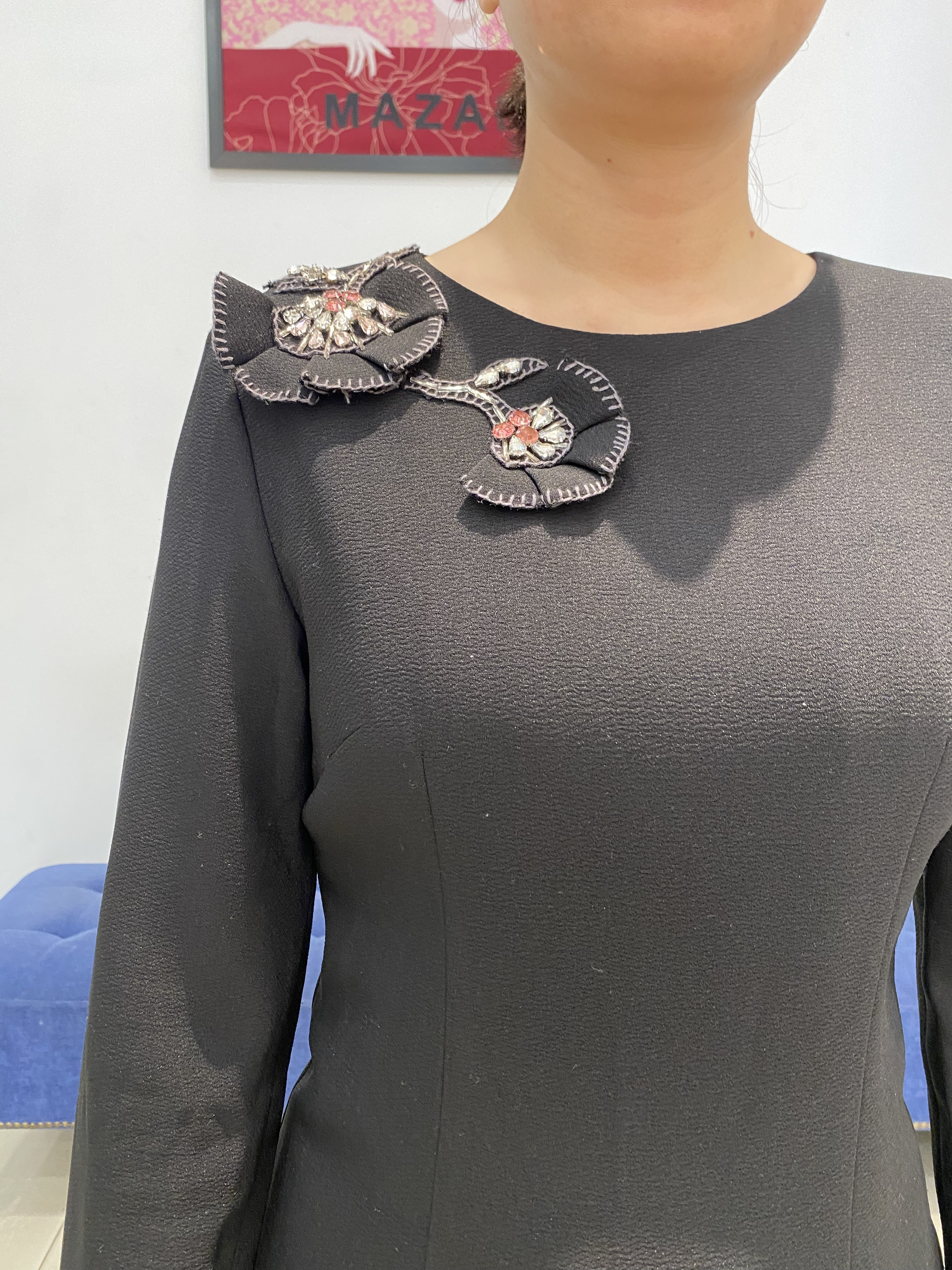 Váy đen đính đá tay lỡ