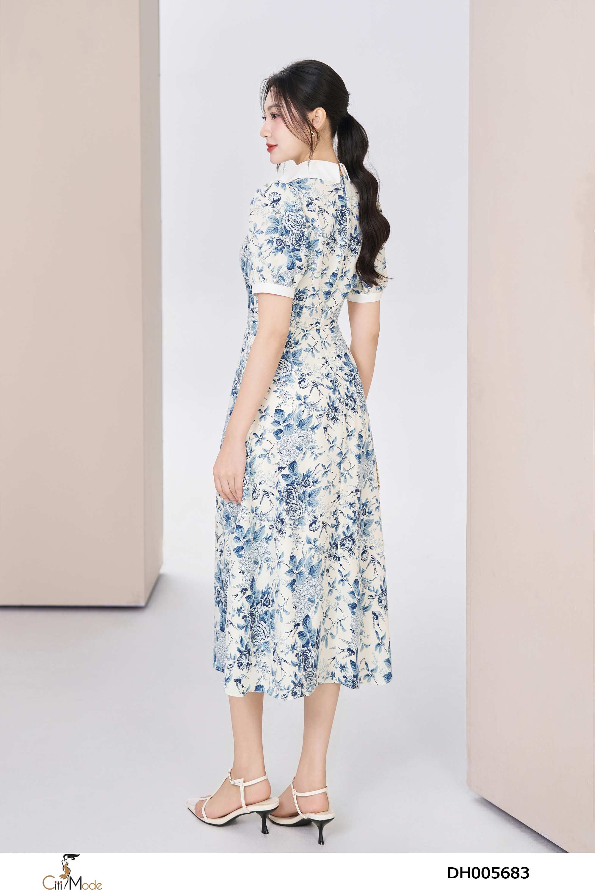Đầm xòe hoa xanh 3d cổ đức trắng nẹp cúc