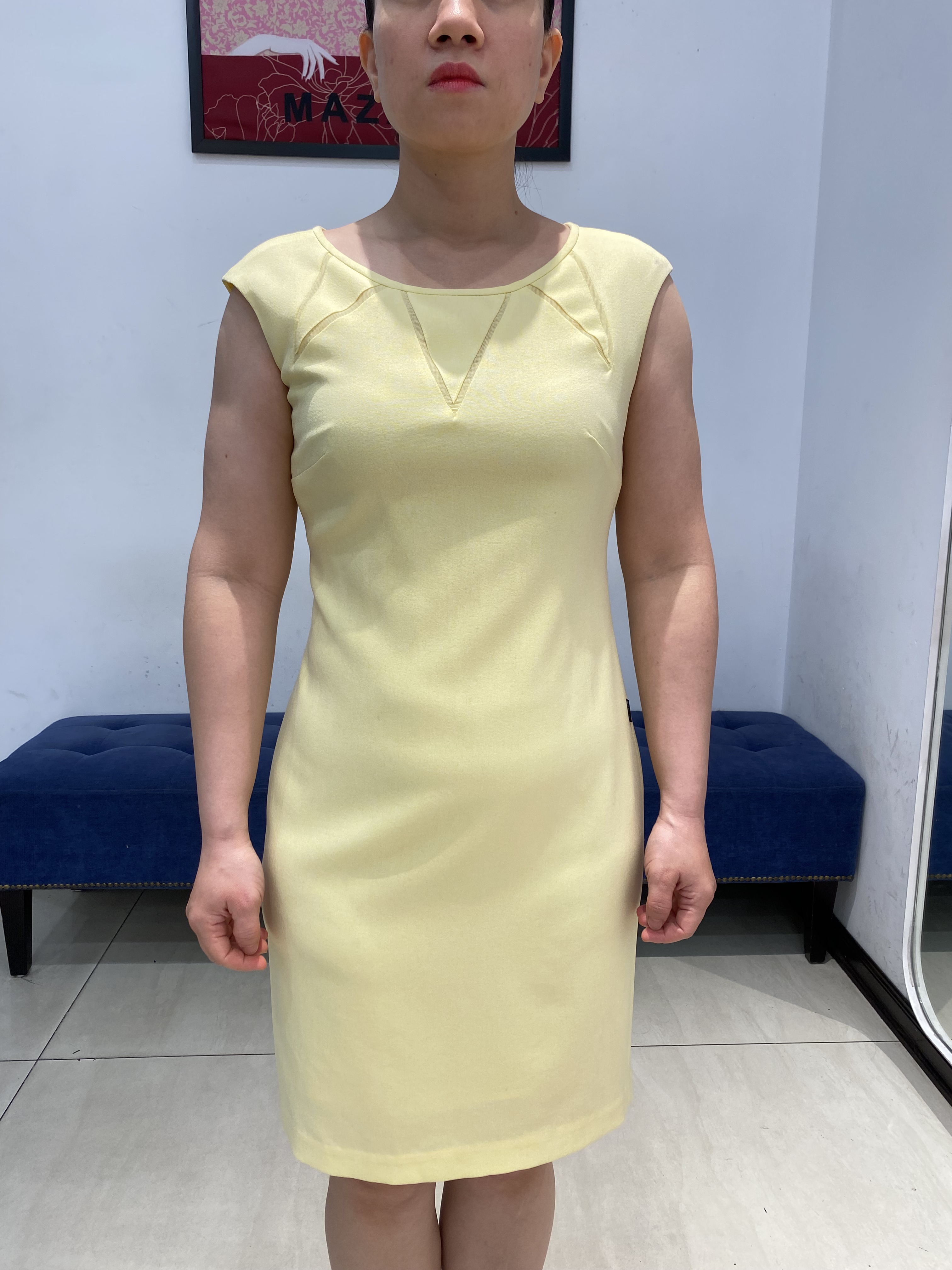 Đầm ôm vàng cổ tròn sát tay