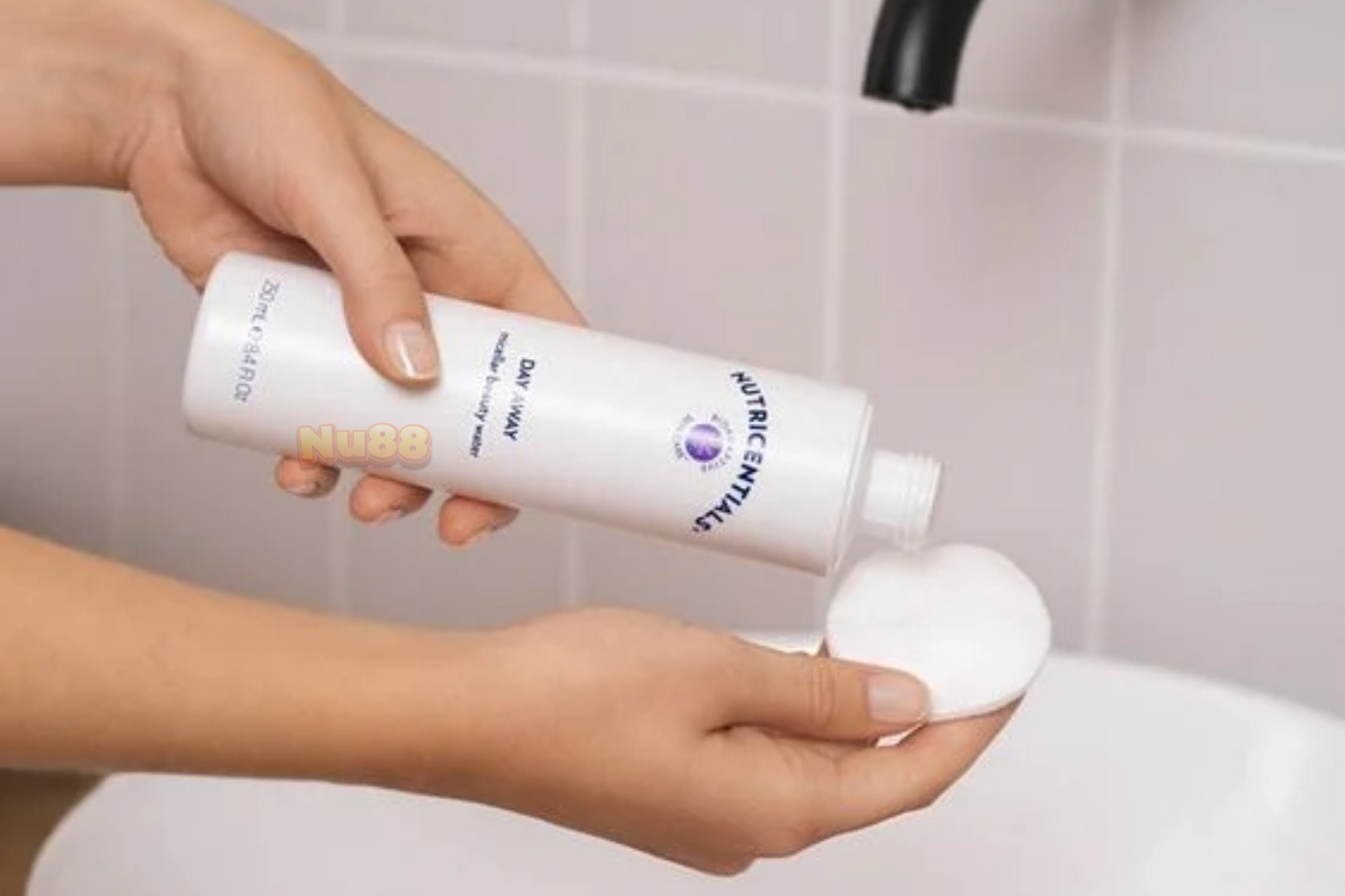 Nước tẩy trang Nutricentials Day Away Nuskin