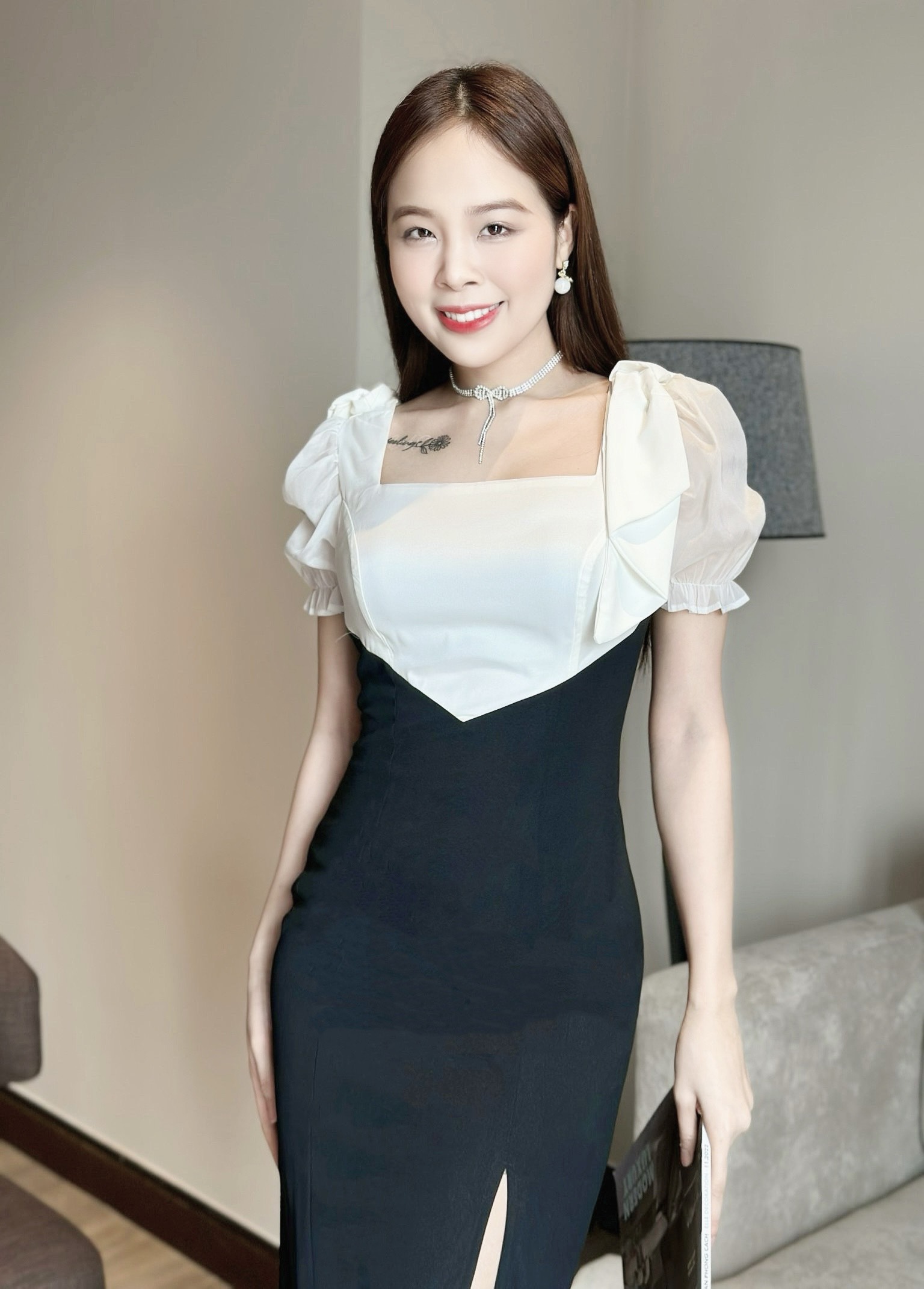Đầm body cổ vuông thắt nơ vai phối màu tôn dáng_thumbnail_4