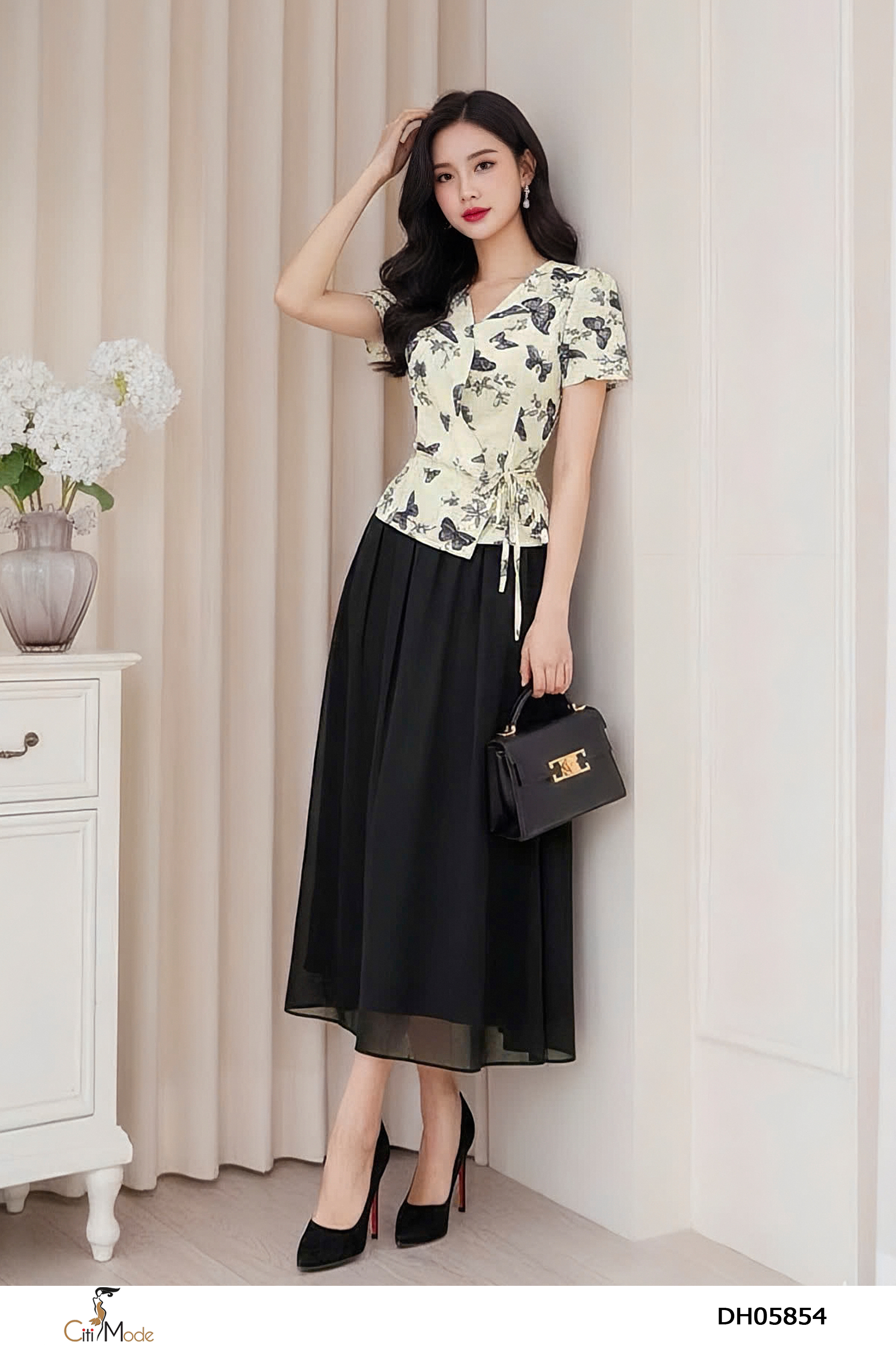 Đầm xòe đen phối họa tiết bướm, cổ V tay cọc, thắt đai eo